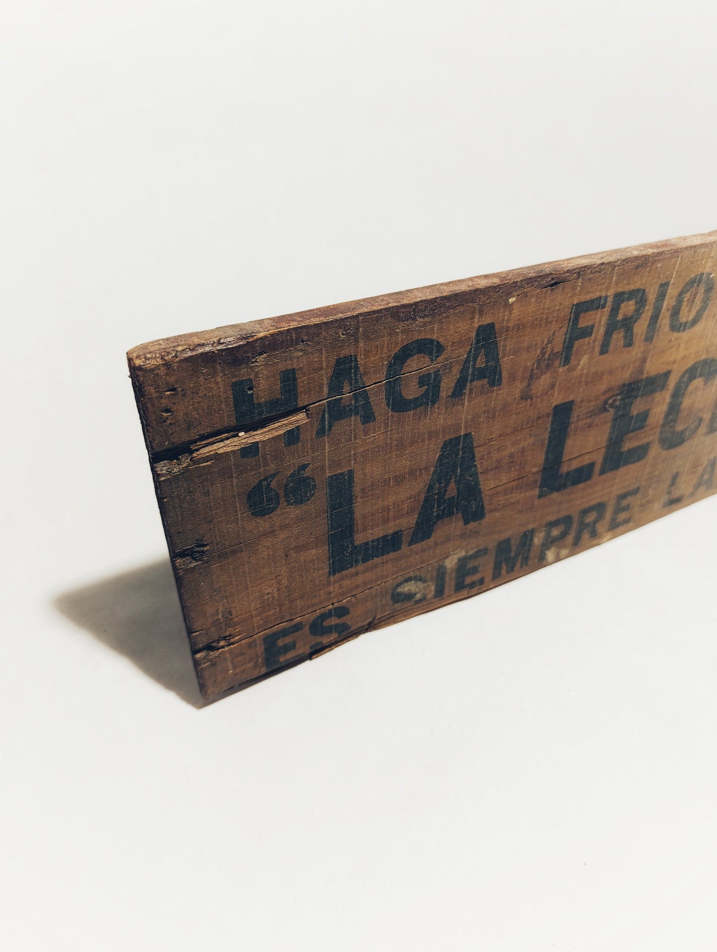 Tabla de Madera Publicitaria Vintage "La Lechera"