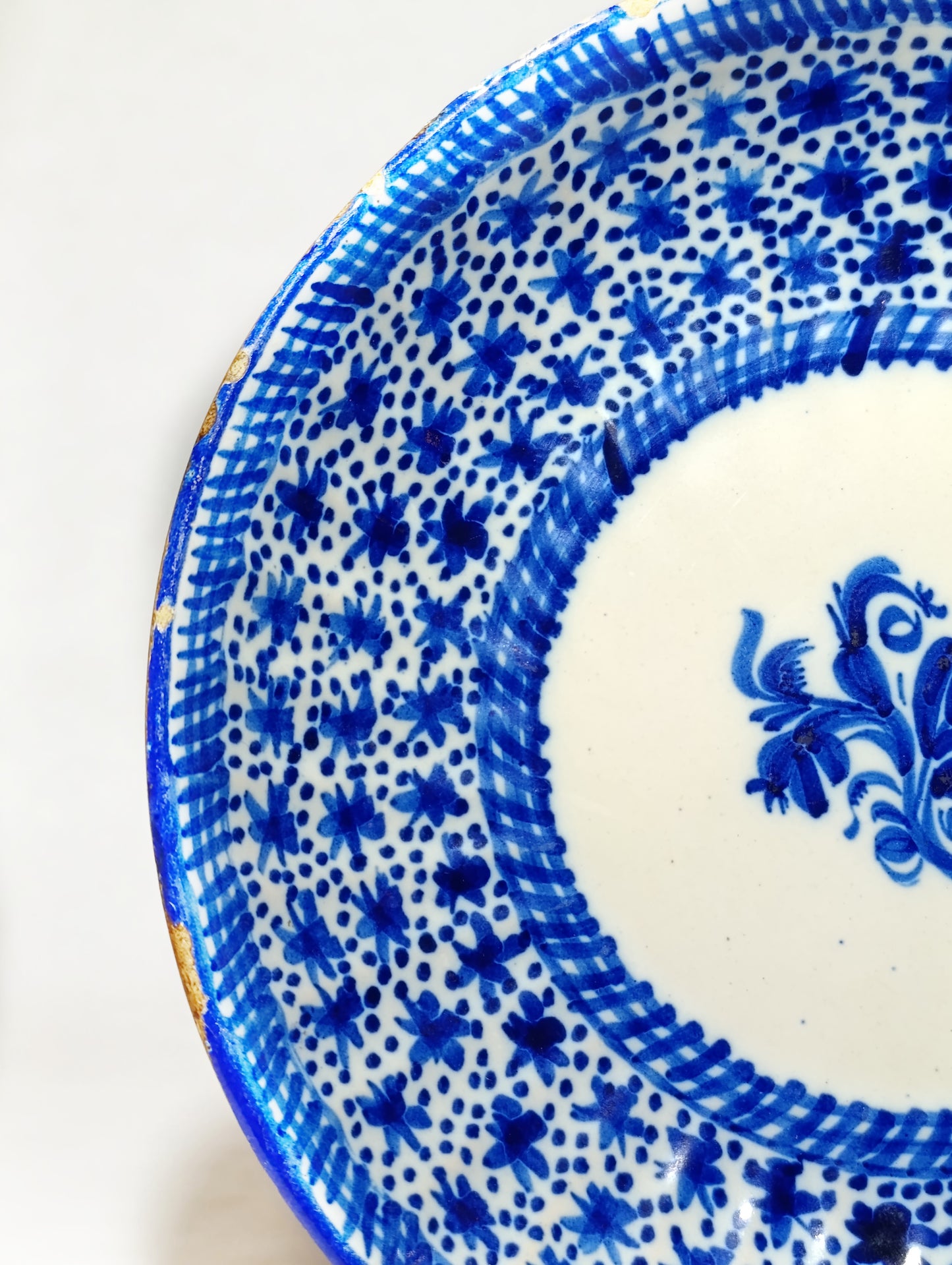Plato de Cerámica Manises con Firma "FM" | Decoración Azul Cobalto