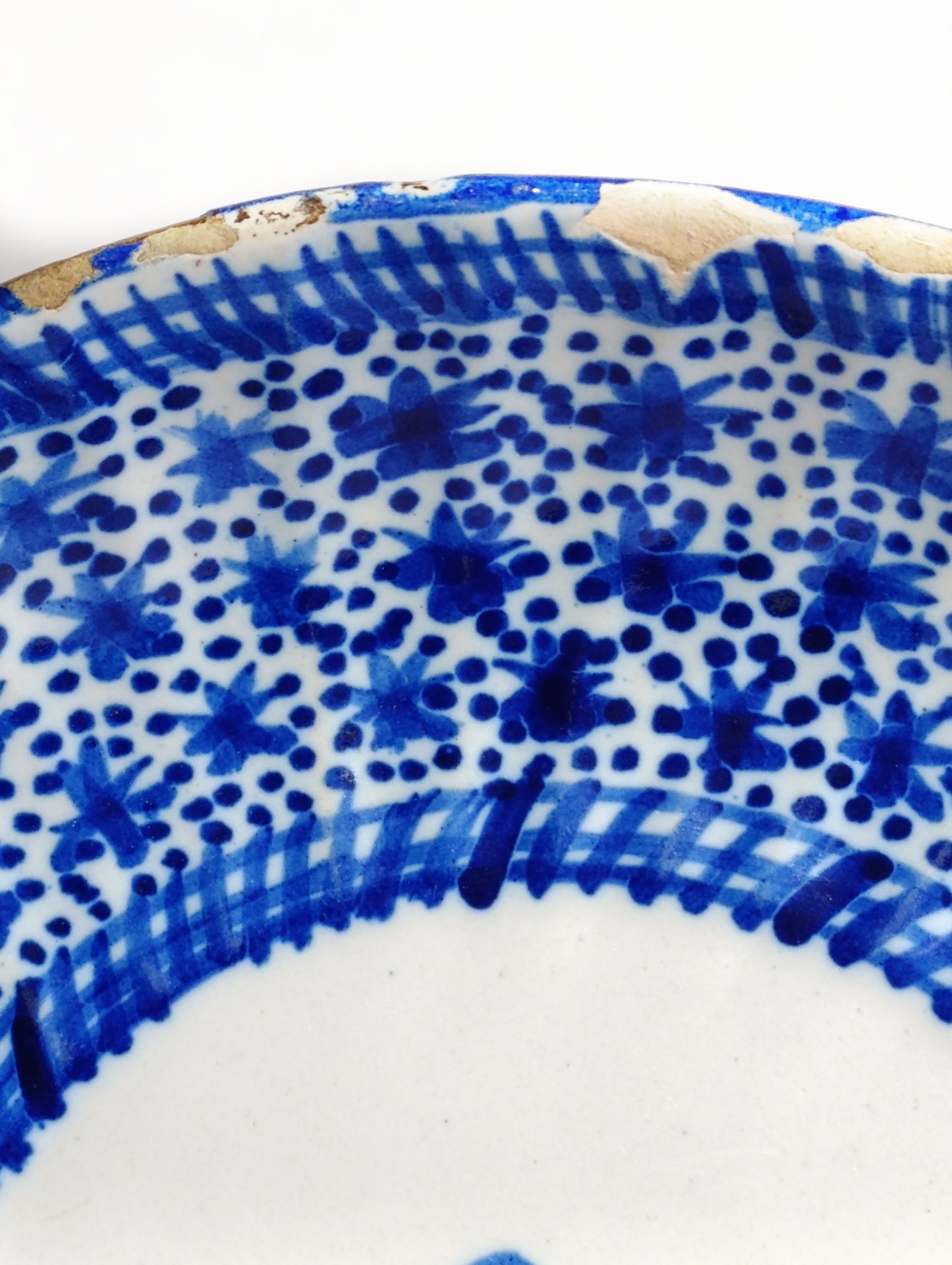 Plato de Cerámica Manises con Firma "FM" | Decoración Azul Cobalto