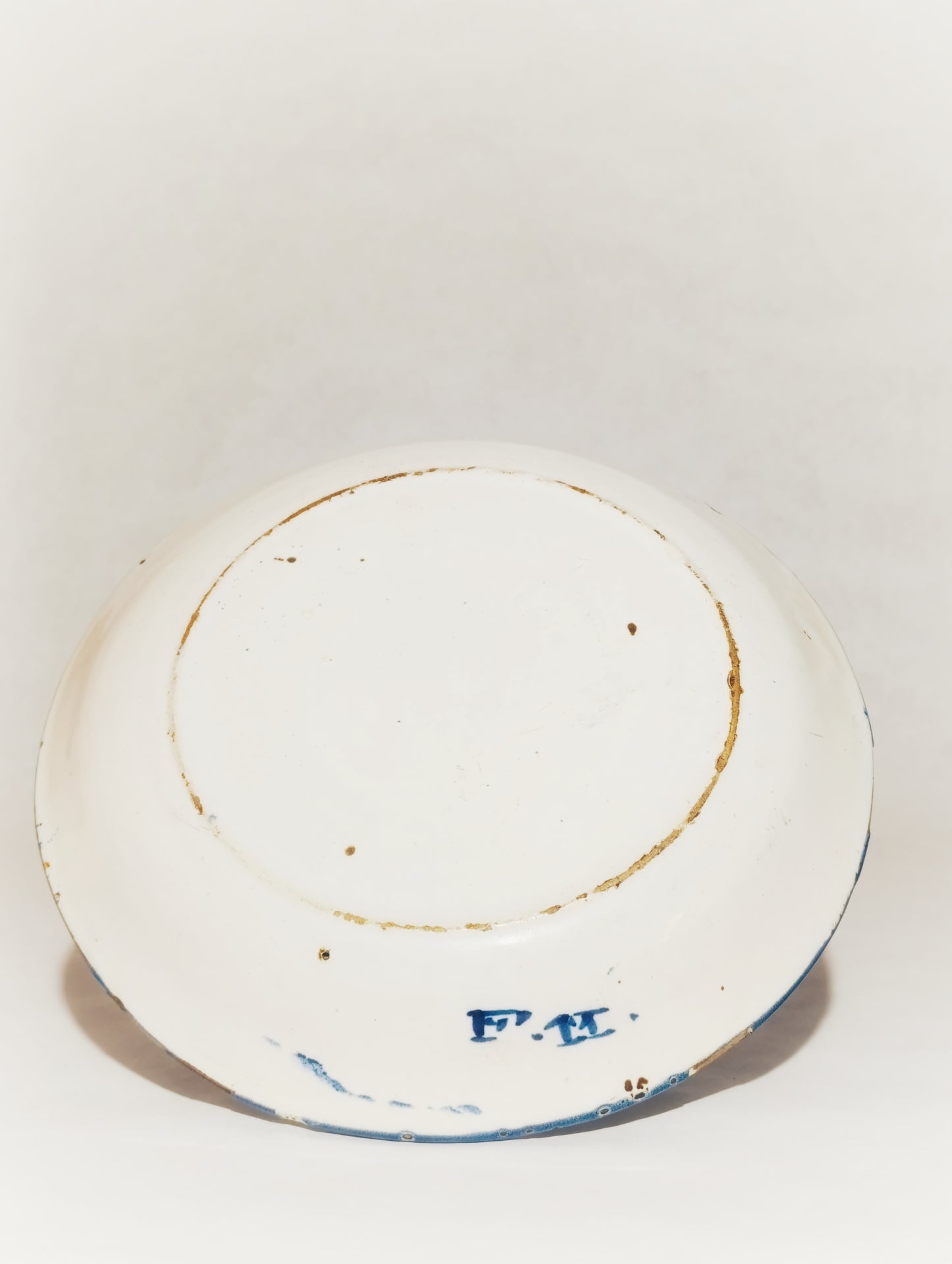 Plato de Cerámica Manises con Firma "FM" | Decoración Azul Cobalto