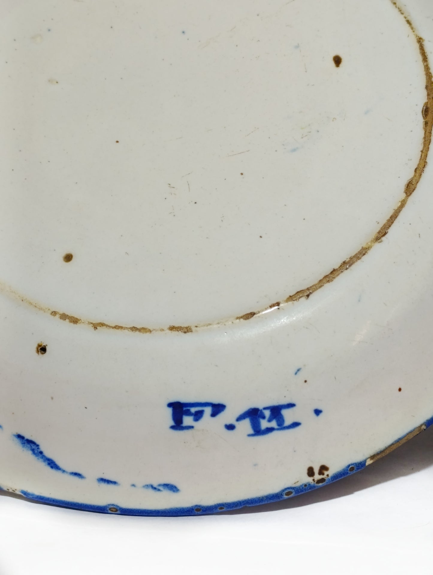 Plato de Cerámica Manises con Firma "FM" | Decoración Azul Cobalto