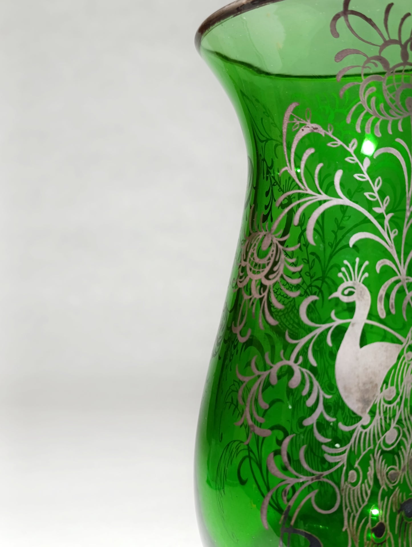 Búcaro de Vidrio Verde con Diseño de Pavos