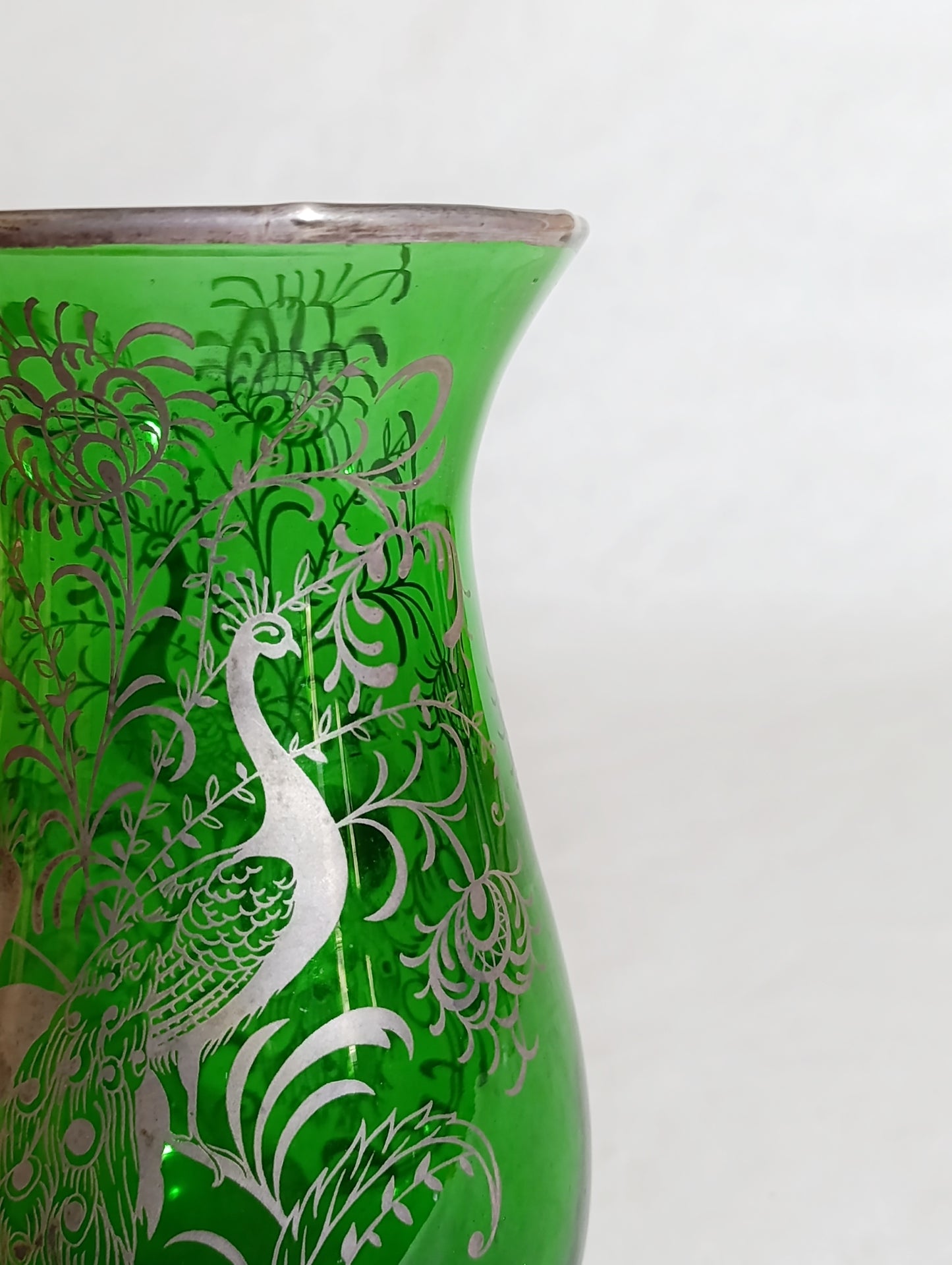Búcaro de Vidrio Verde con Diseño de Pavos