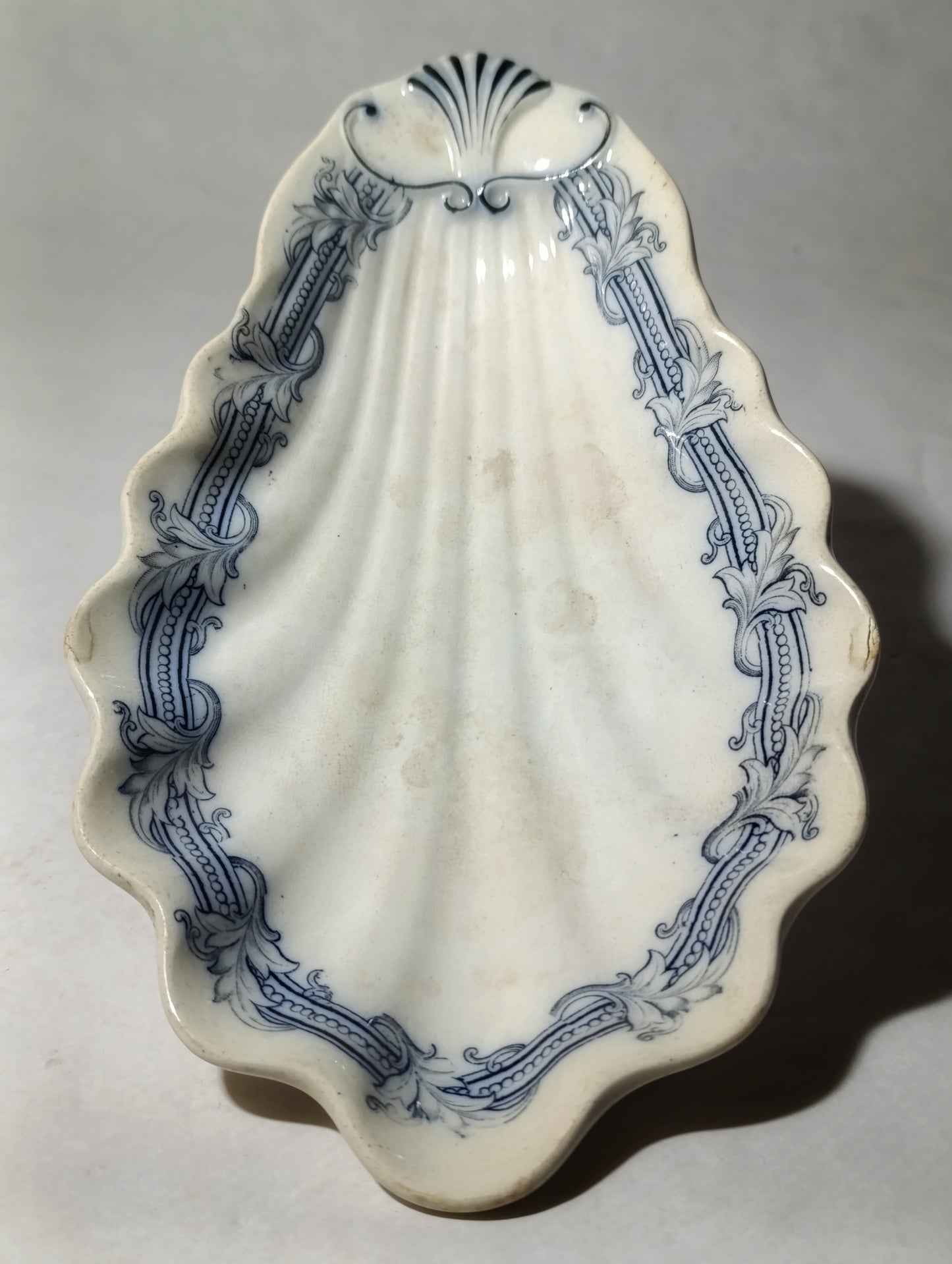 Bandeja de cerámica Villeroy & Boch en forma de concha.