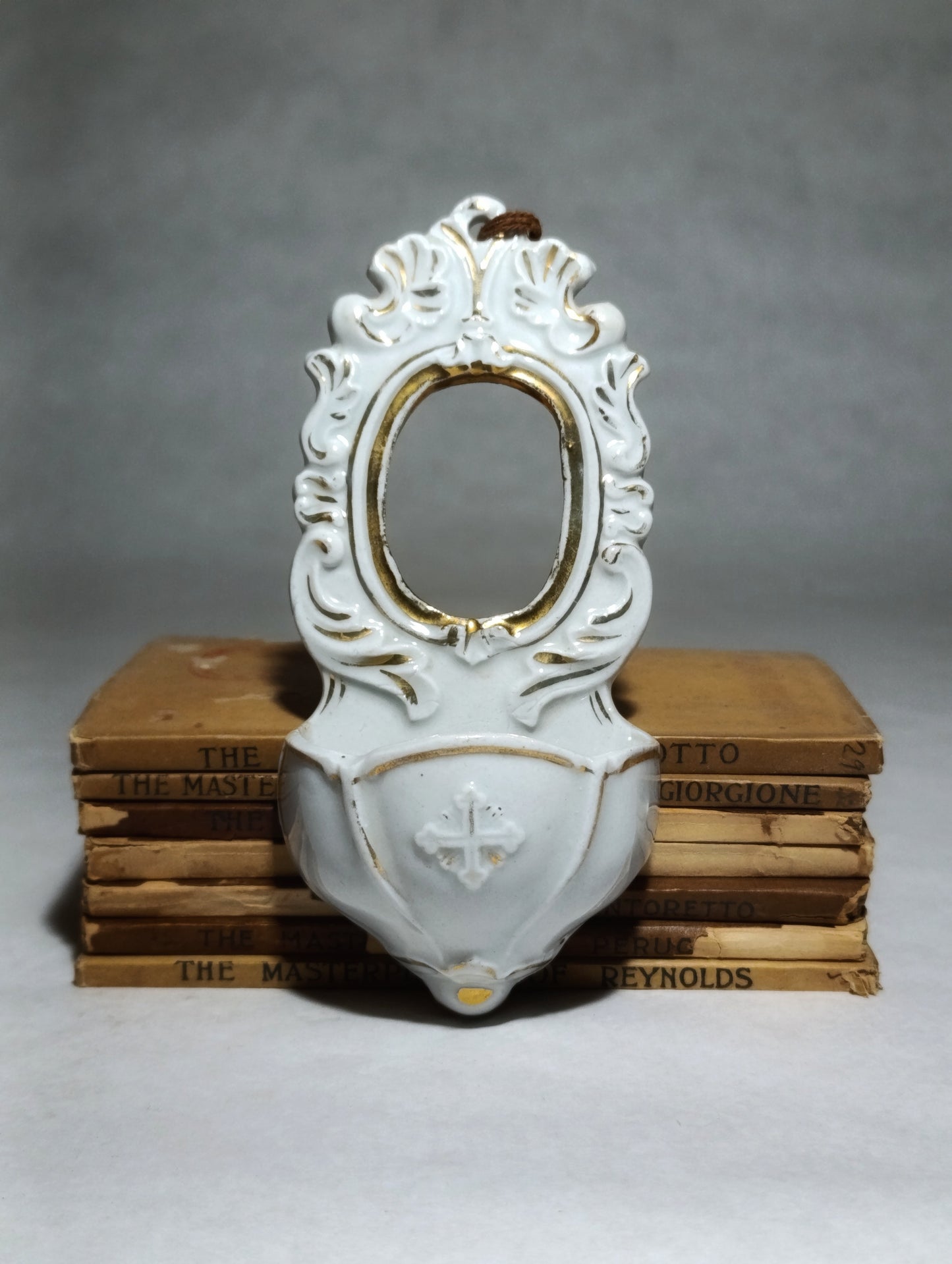 Benditera de Porcelana Blanca con Detalles Dorados