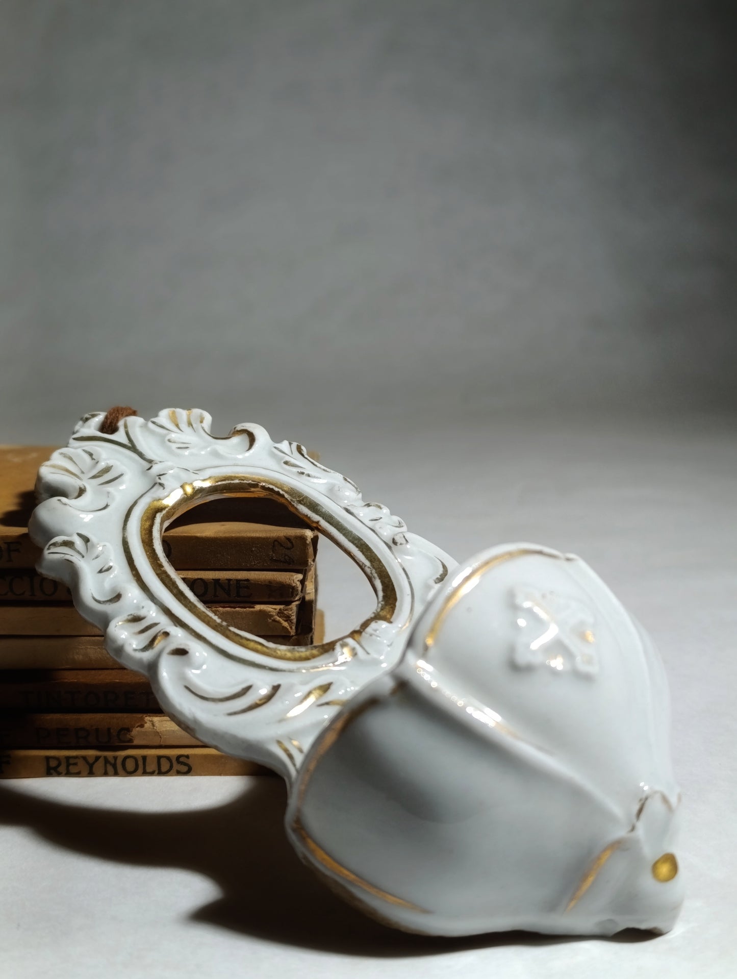 Benditera de Porcelana Blanca con Detalles Dorados