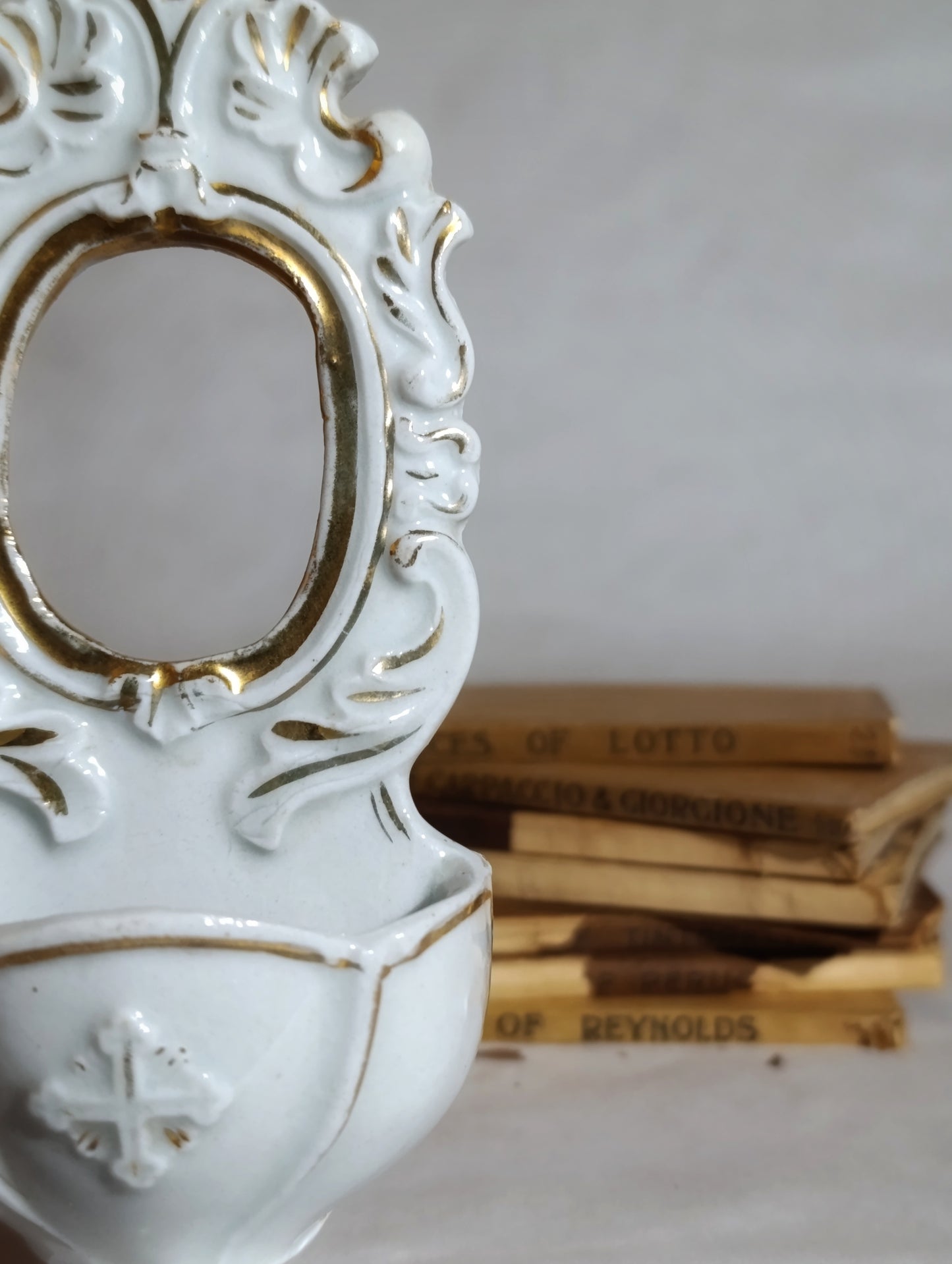 Benditera de Porcelana Blanca con Detalles Dorados