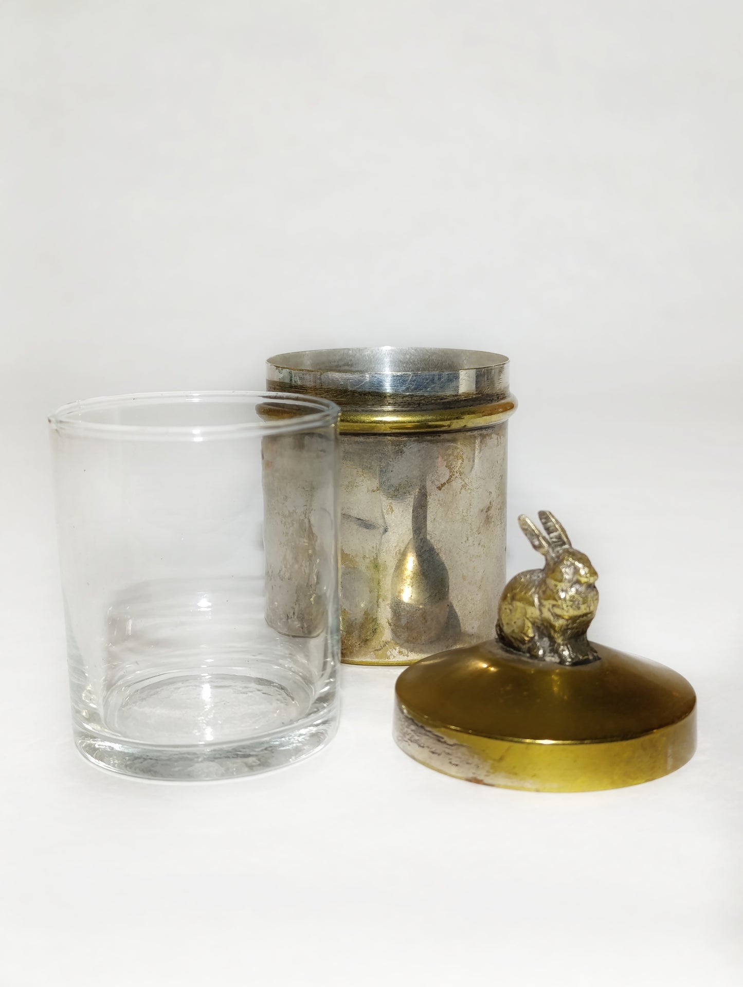 Bote Plateado con Figura de Conejo y Vaso de Cristal