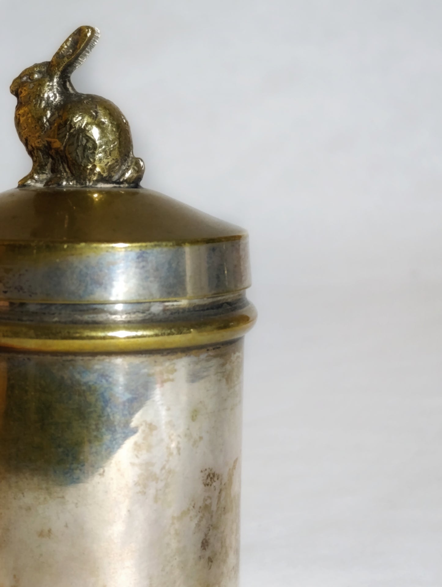 Bote Plateado con Figura de Conejo y Vaso de Cristal