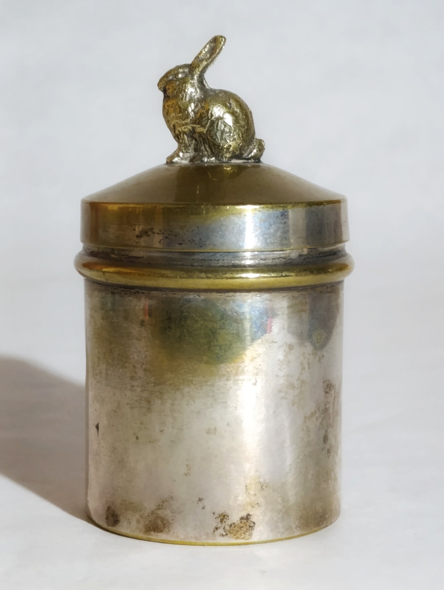 Bote Plateado con Figura de Conejo y Vaso de Cristal