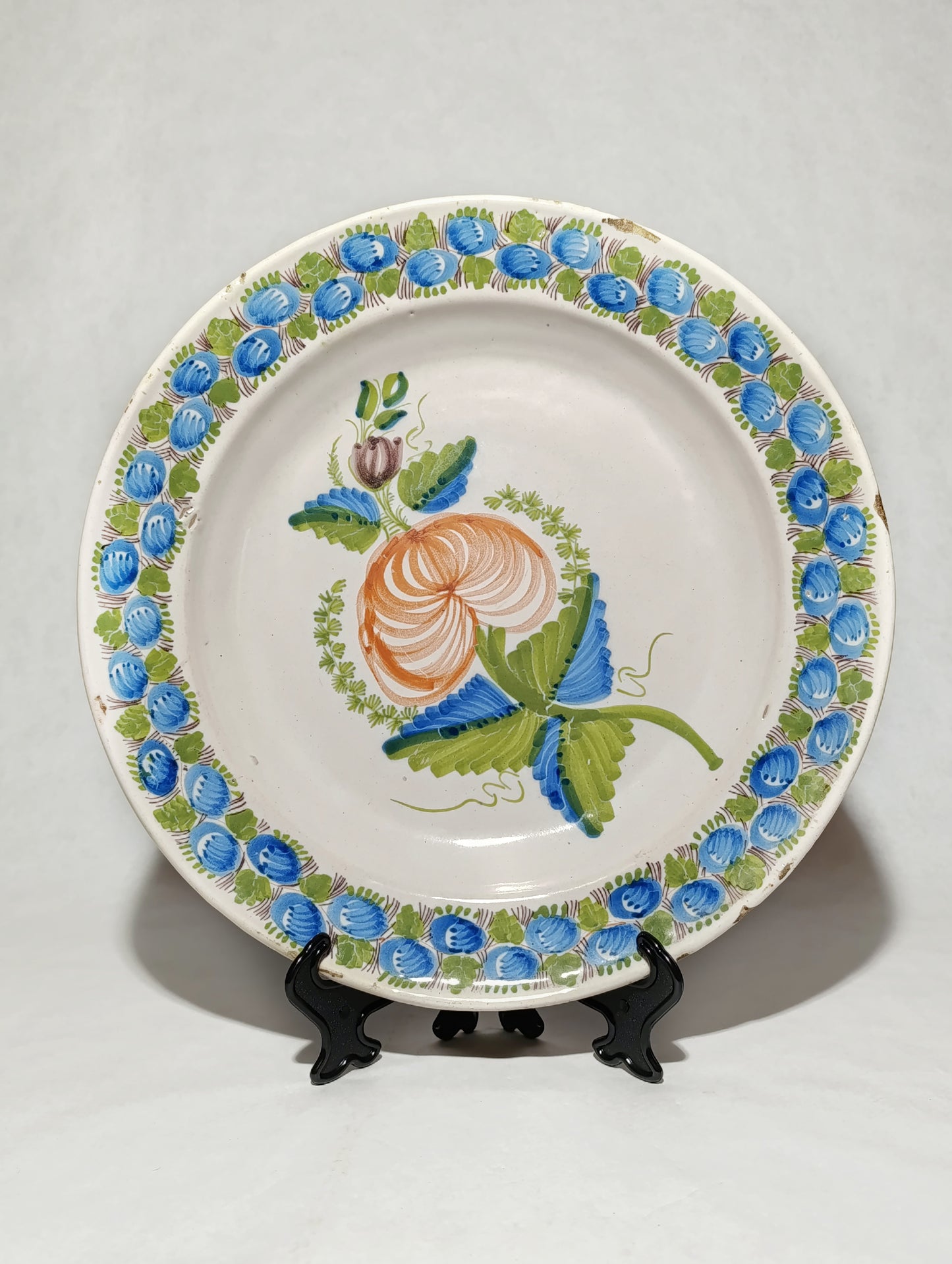 Plato Decorativo de Cerámica con Motivos Florales