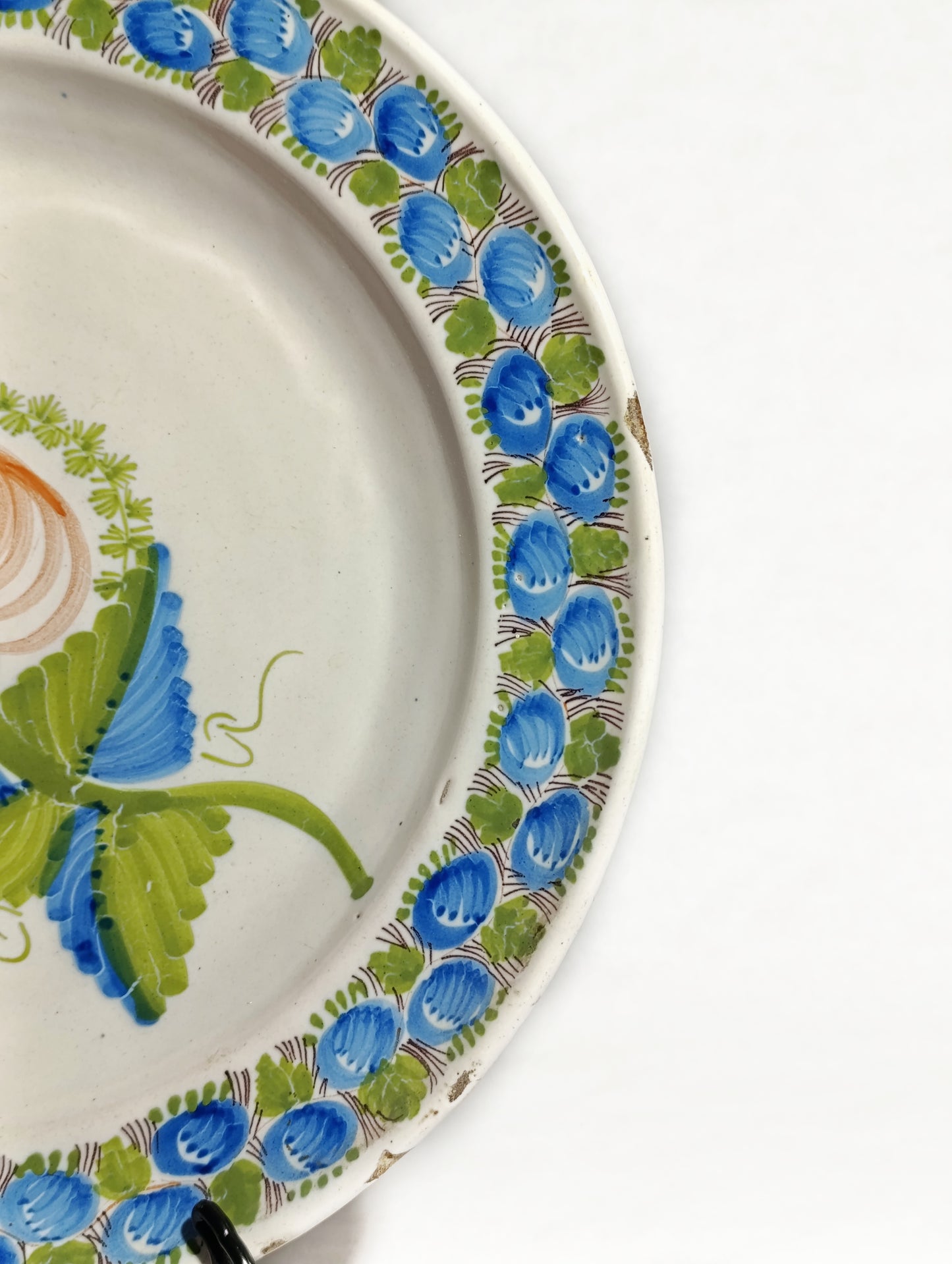 Plato Decorativo de Cerámica con Motivos Florales