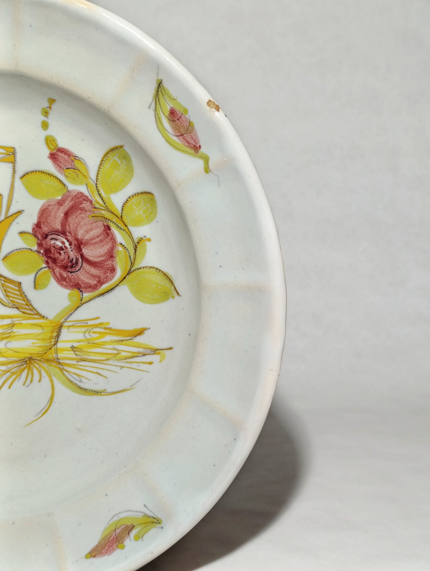 Plato Decorativo de Manises con Motivo Floral