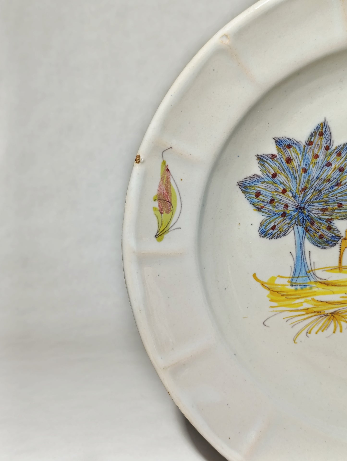 Plato Decorativo de Manises con Motivo Floral