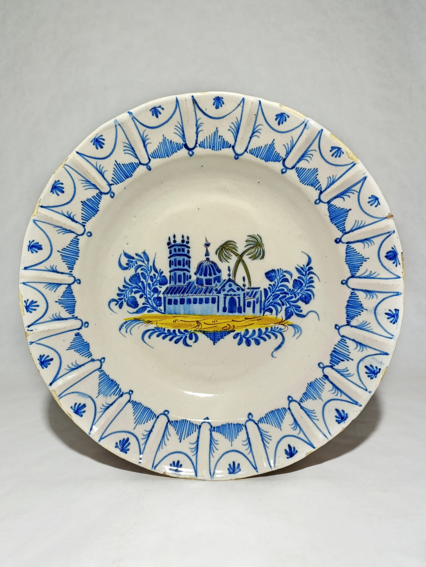 Plato Decorativo de Manises con Motivo de Ermita y Palmeras en Azul