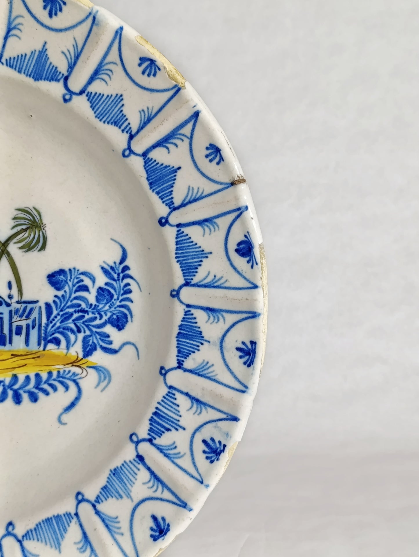 Plato Decorativo de Manises con Motivo de Ermita y Palmeras en Azul