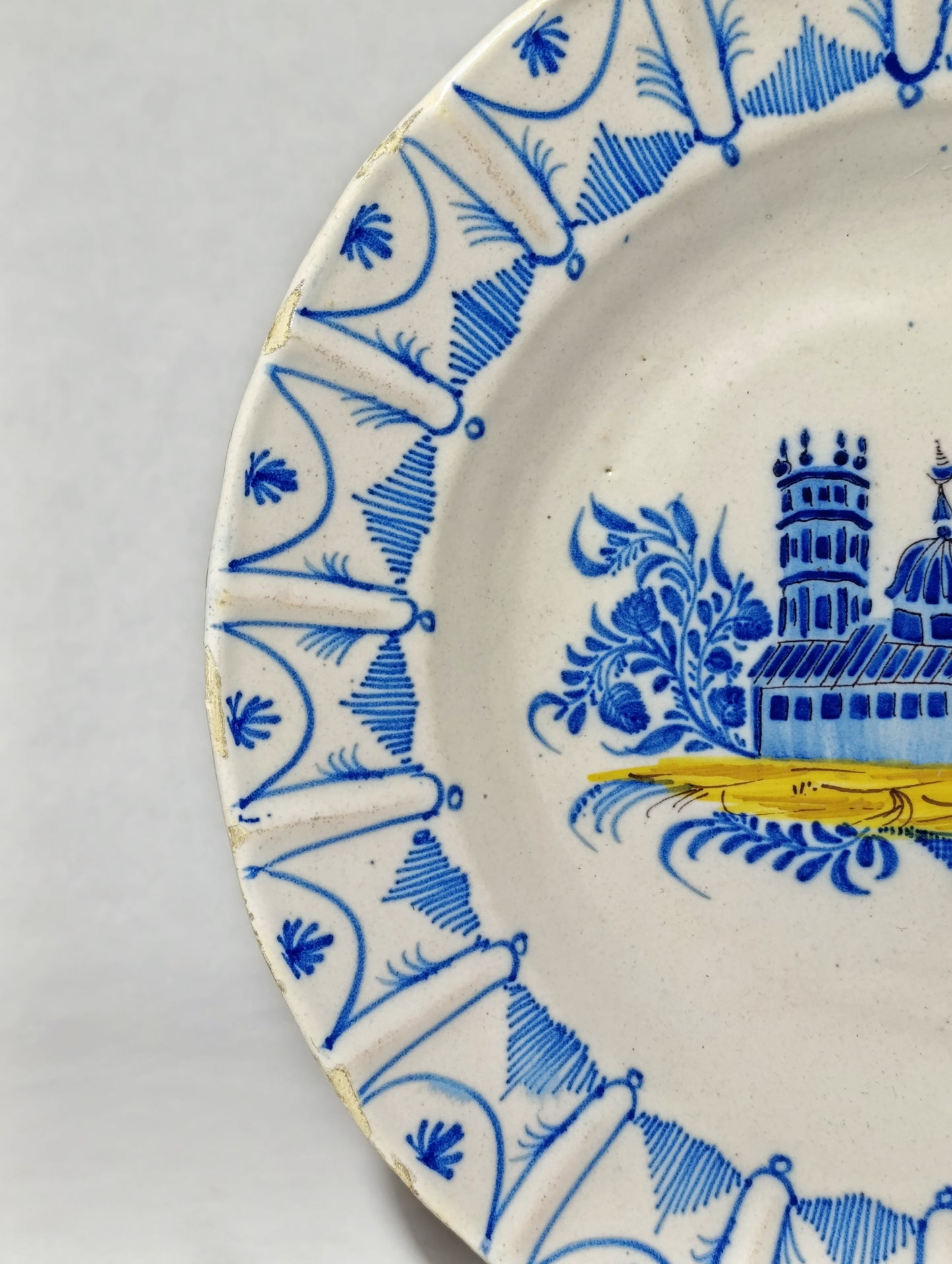 Plato Decorativo de Manises con Motivo de Ermita y Palmeras en Azul