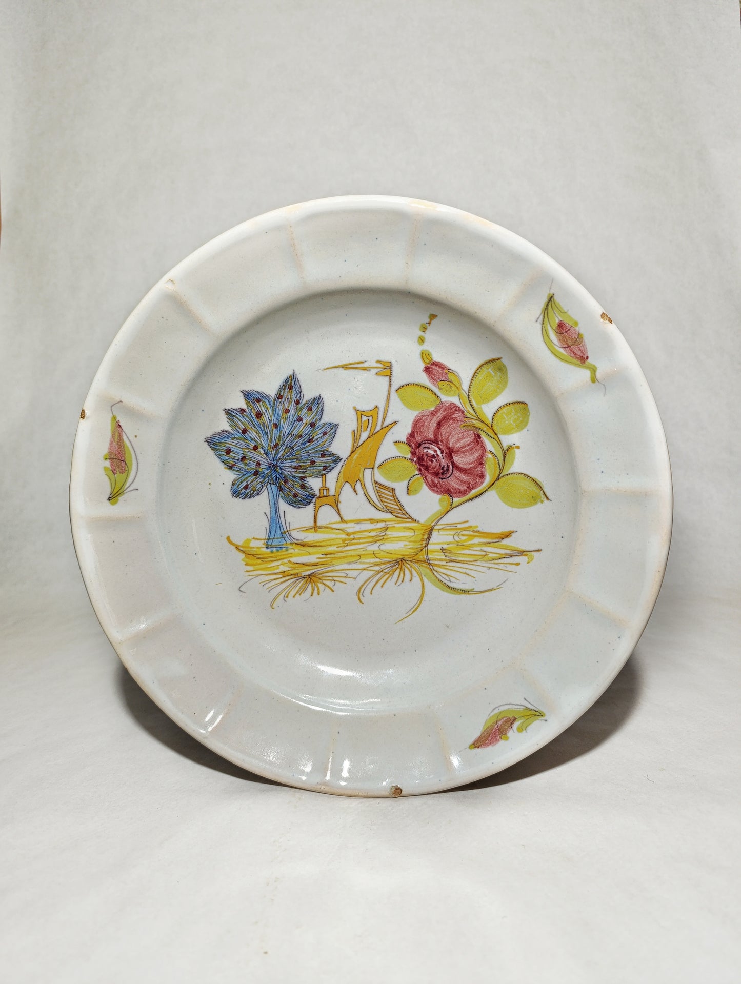 Plato Decorativo de Manises con Motivo Floral