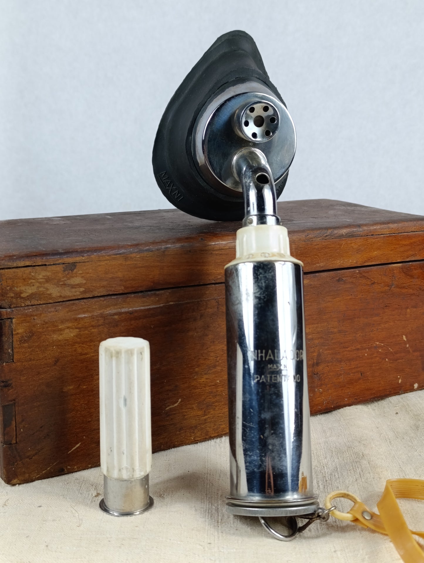 Caja de madera con inhalador médico | marca Maxni