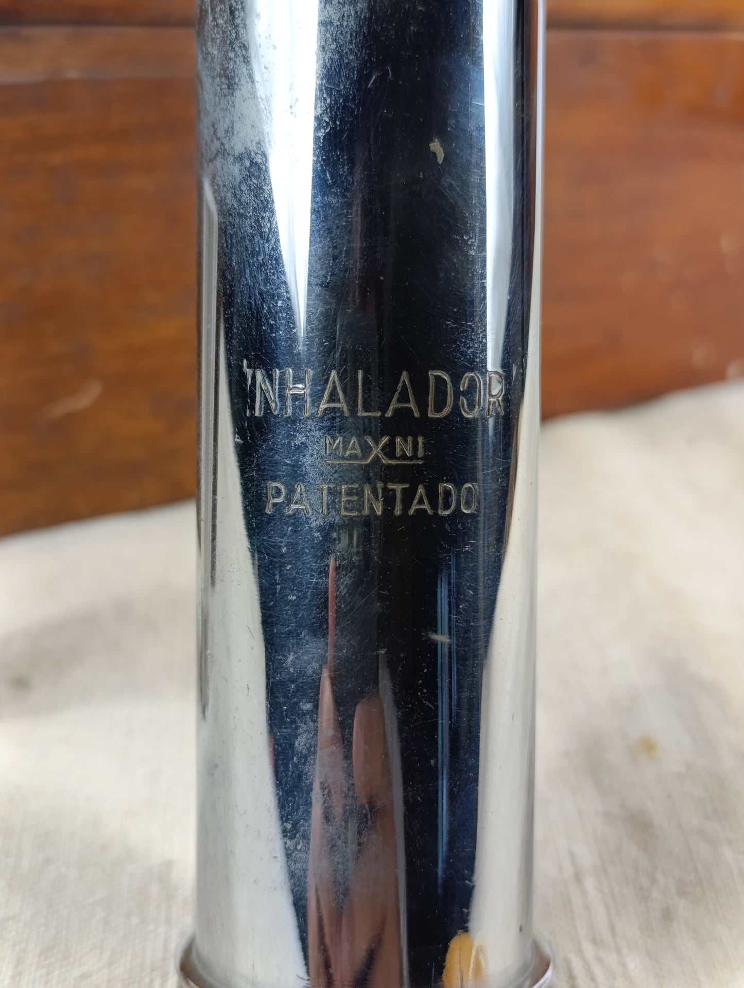 Caja de madera con inhalador médico | marca Maxni