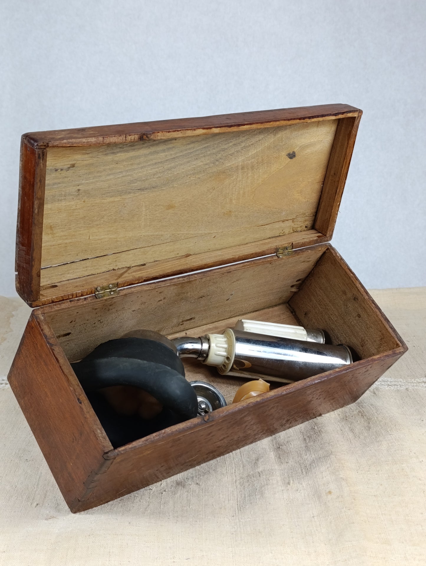 Caja de madera con inhalador médico | marca Maxni