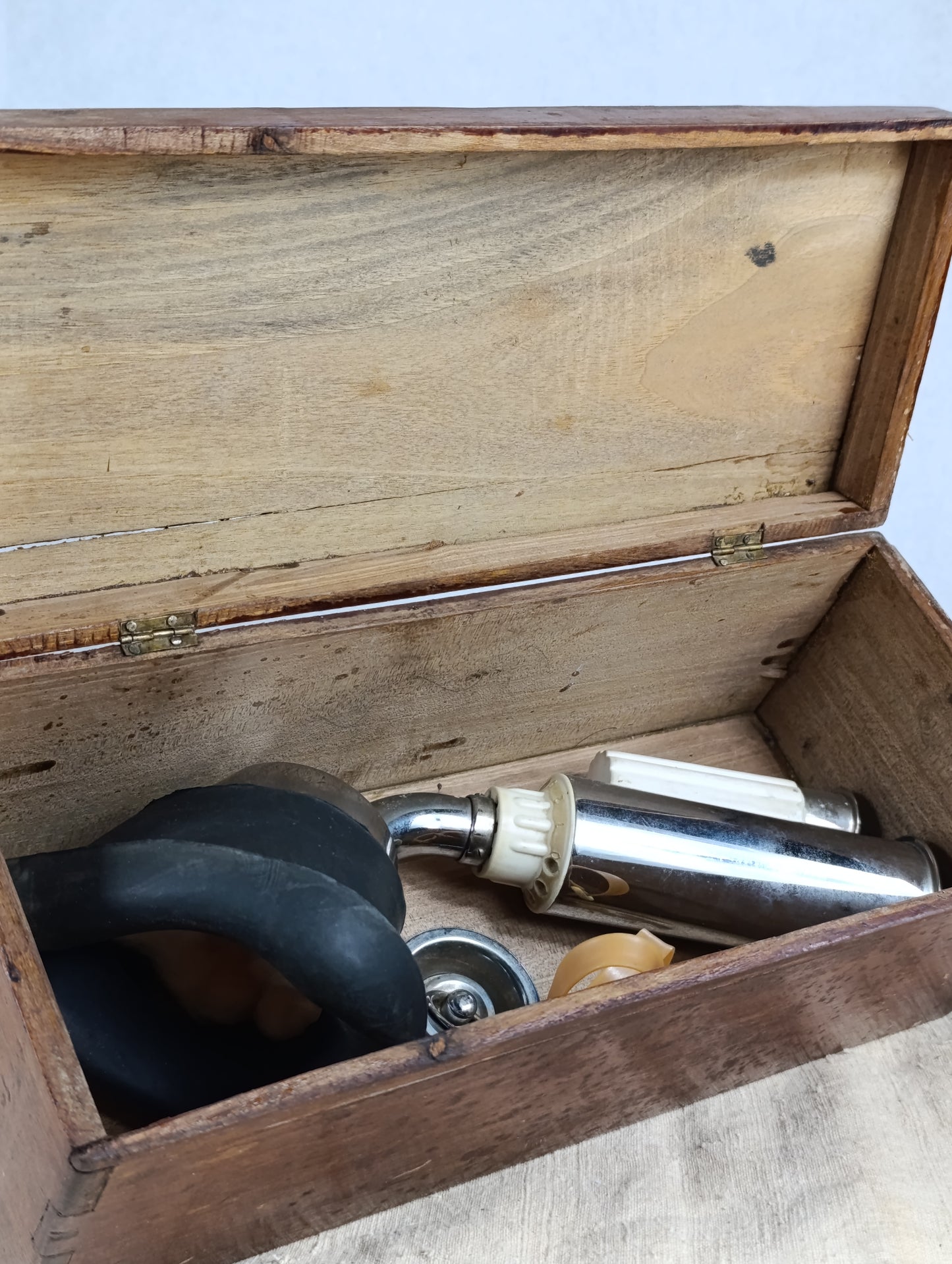 Caja de madera con inhalador médico | marca Maxni