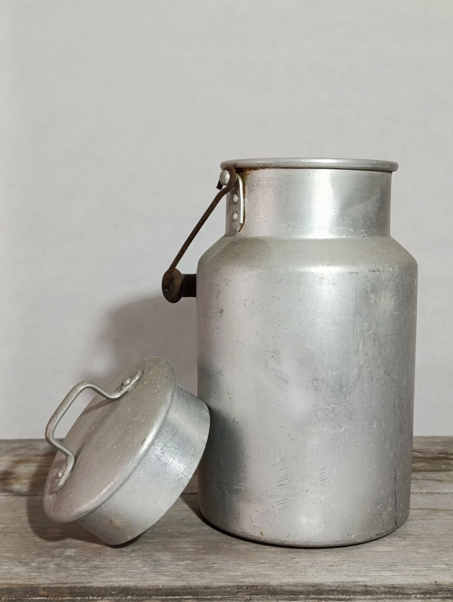 Lechera Vintage de Lata | Utensilio Tradicional para Leche
