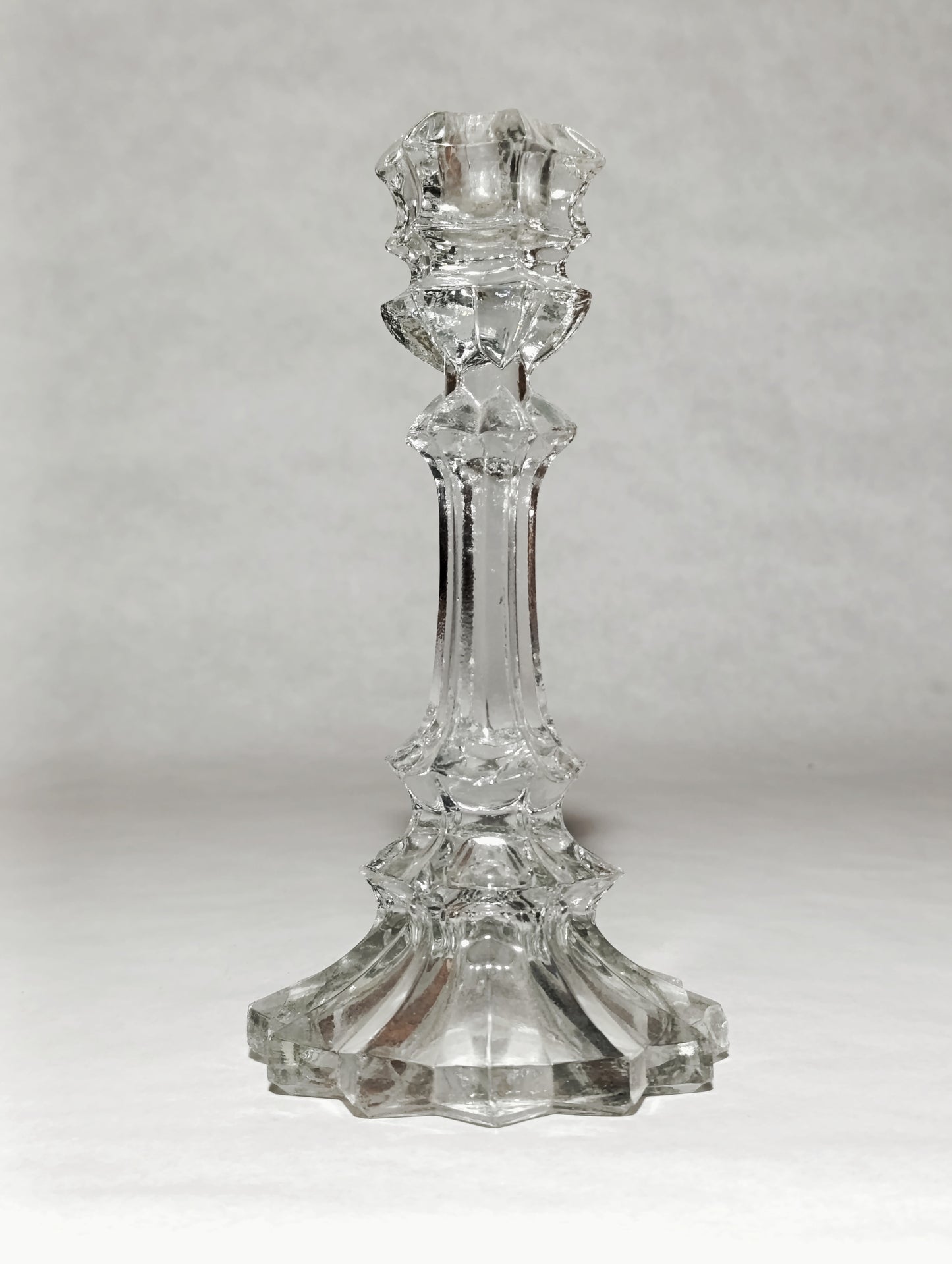 Par de candelabros de cristal tallado