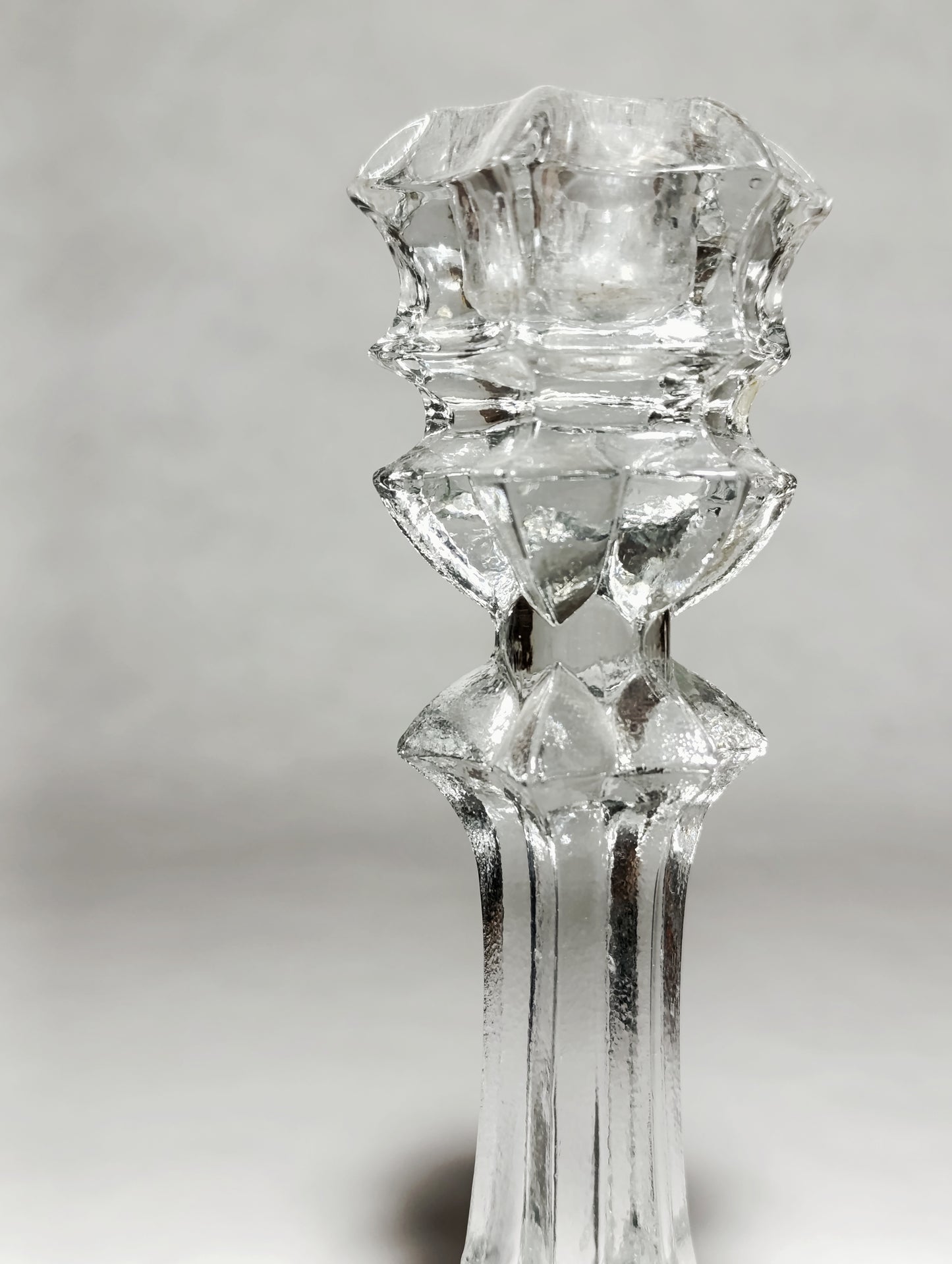 Par de candelabros de cristal tallado