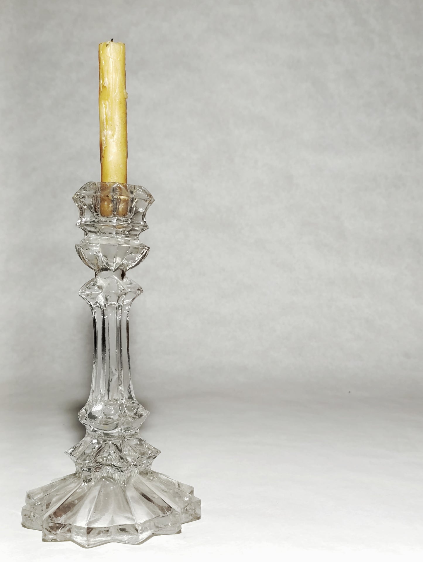 Par de candelabros de cristal tallado