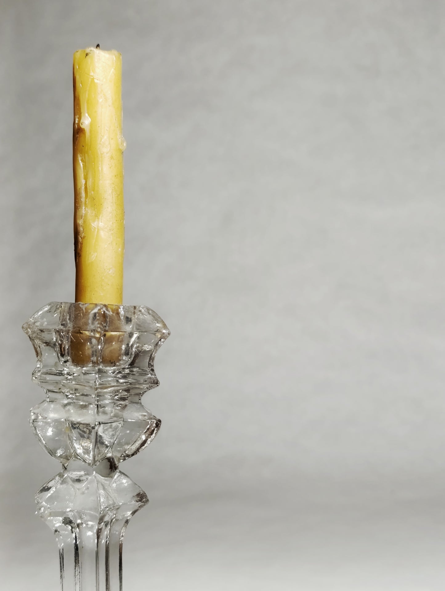 Par de candelabros de cristal tallado