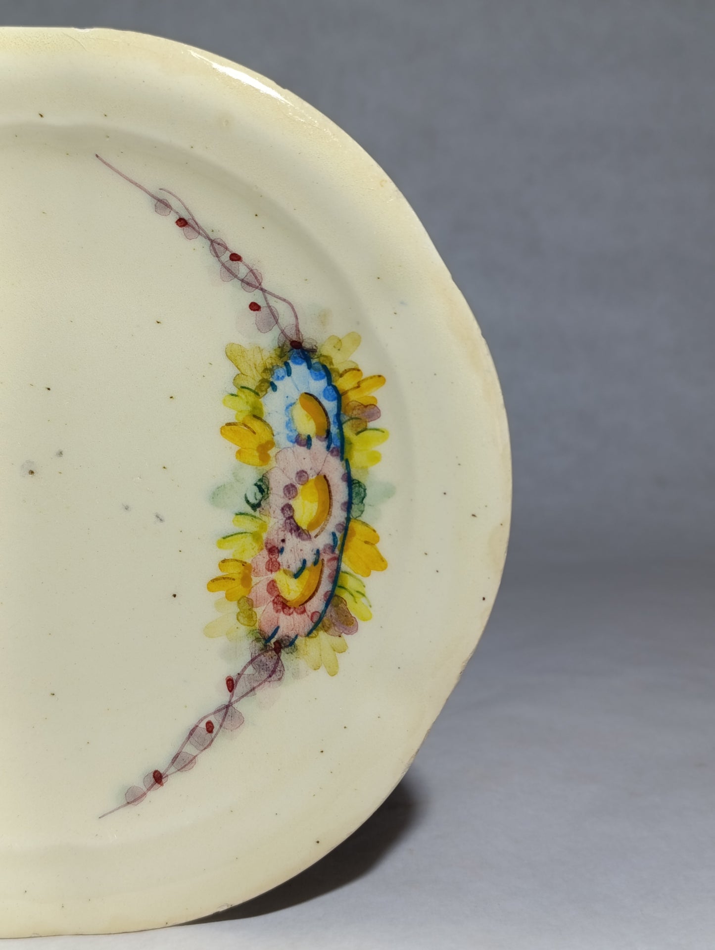 Plato de Cerámica Alcora con Motivo Floral