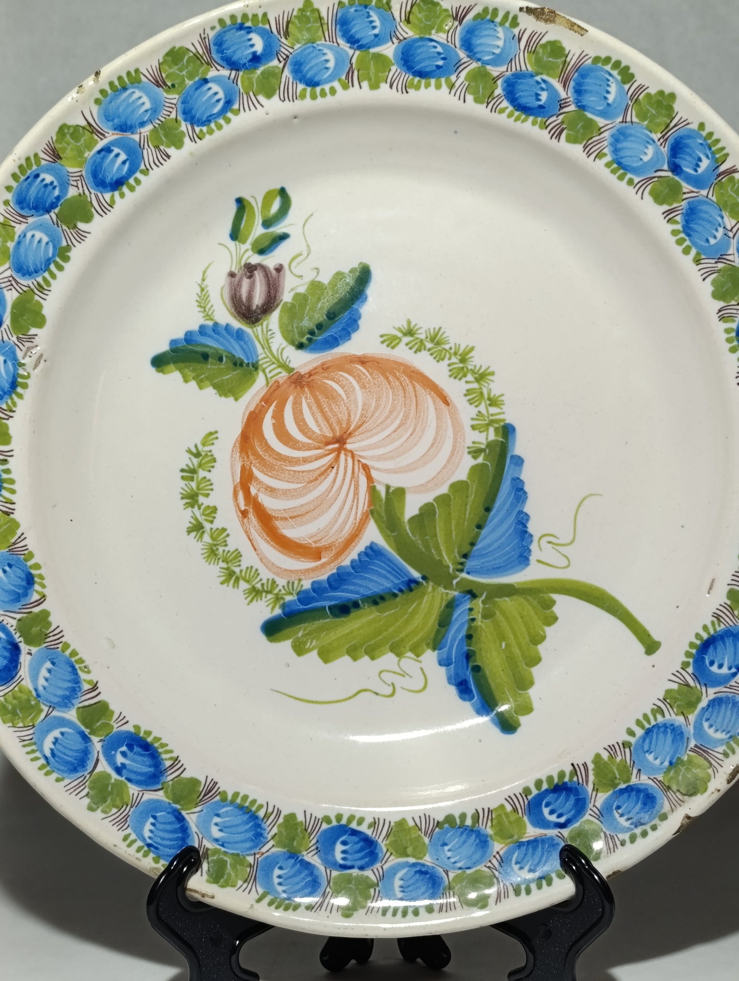 Plato Decorativo de Cerámica con Motivos Florales