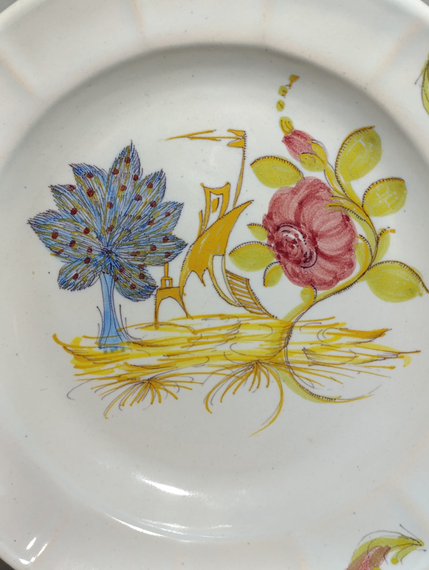 Plato Decorativo de Manises con Motivo Floral