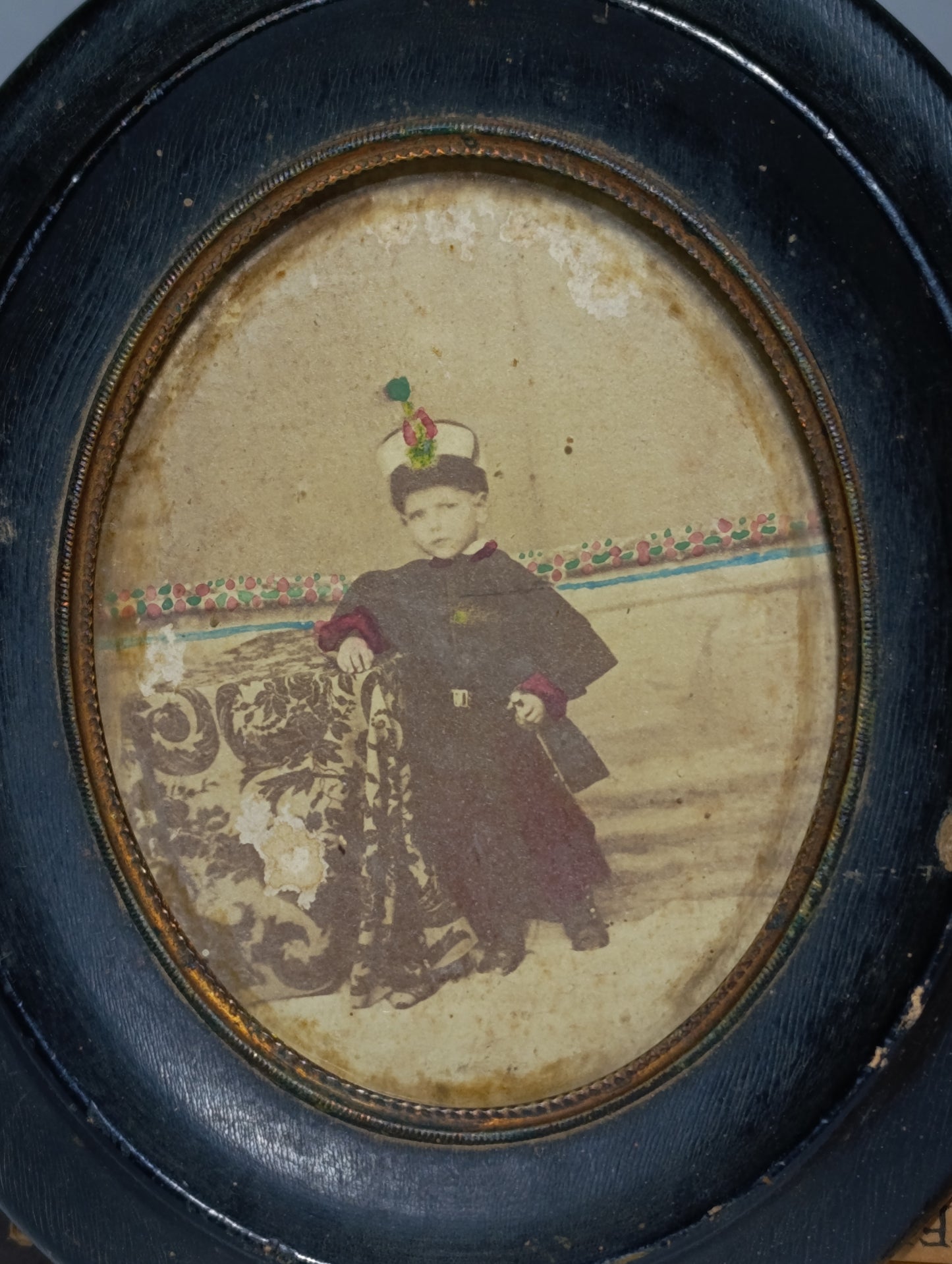 Fotografía Antigua de Niño con Uniforme Militar en Marco Ovalado | Retrato Histórico