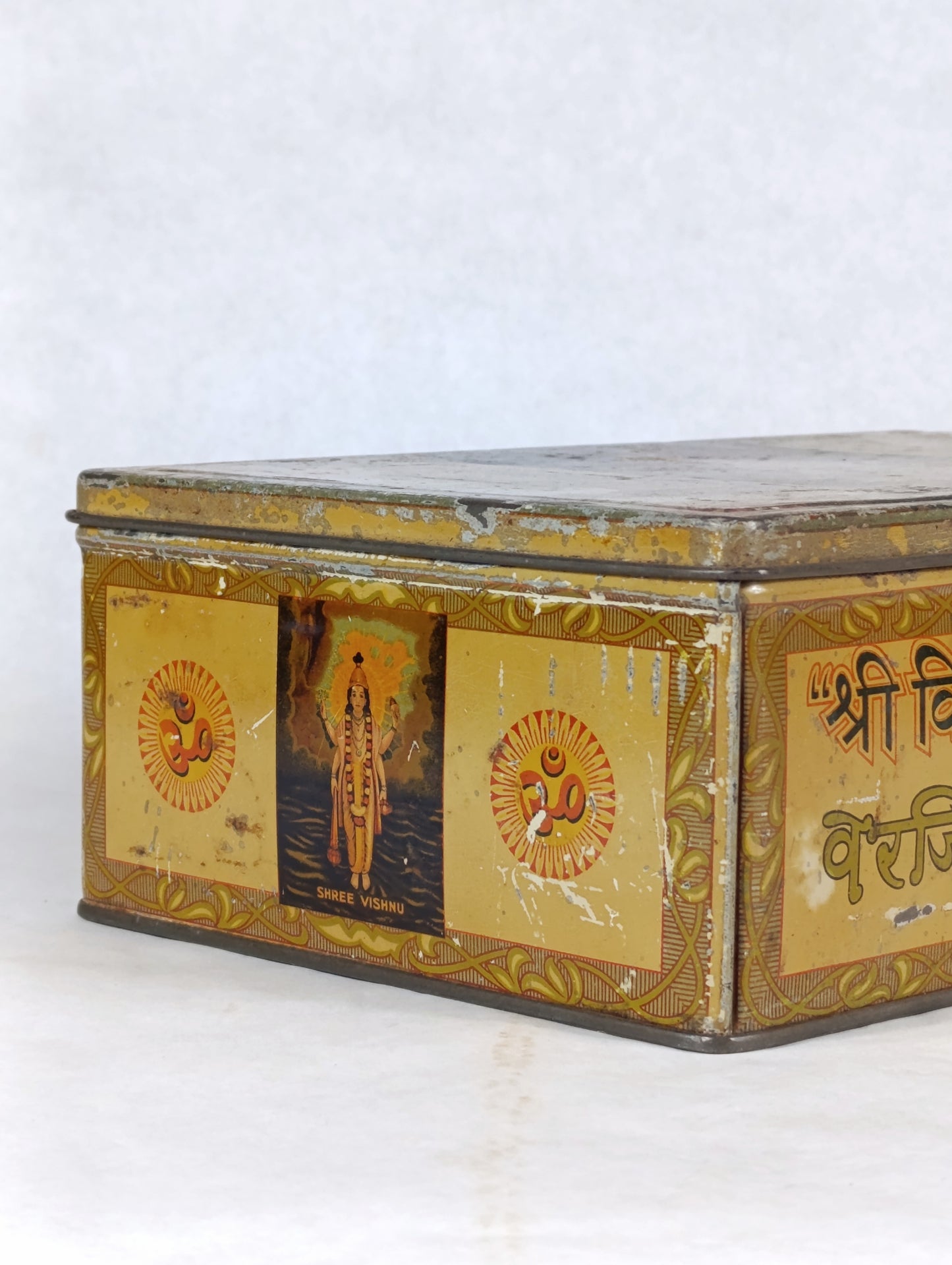 Caja de Lata de Azafrán "Varjiwandas Hirjee & Co." | Arte Religioso Hindú
