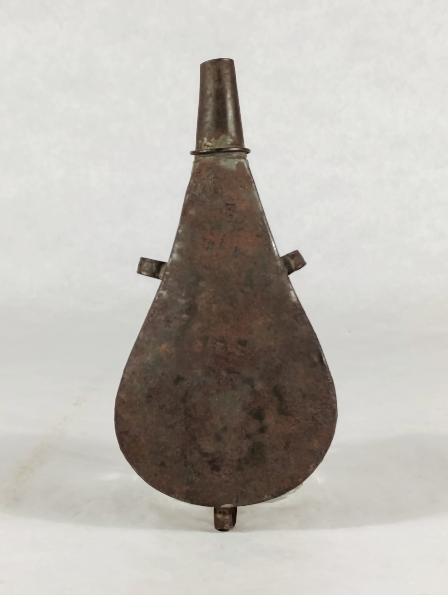 Antigua Polvorera de Chapa de Metal | Siglo XIX | Pieza de Colección Histórica