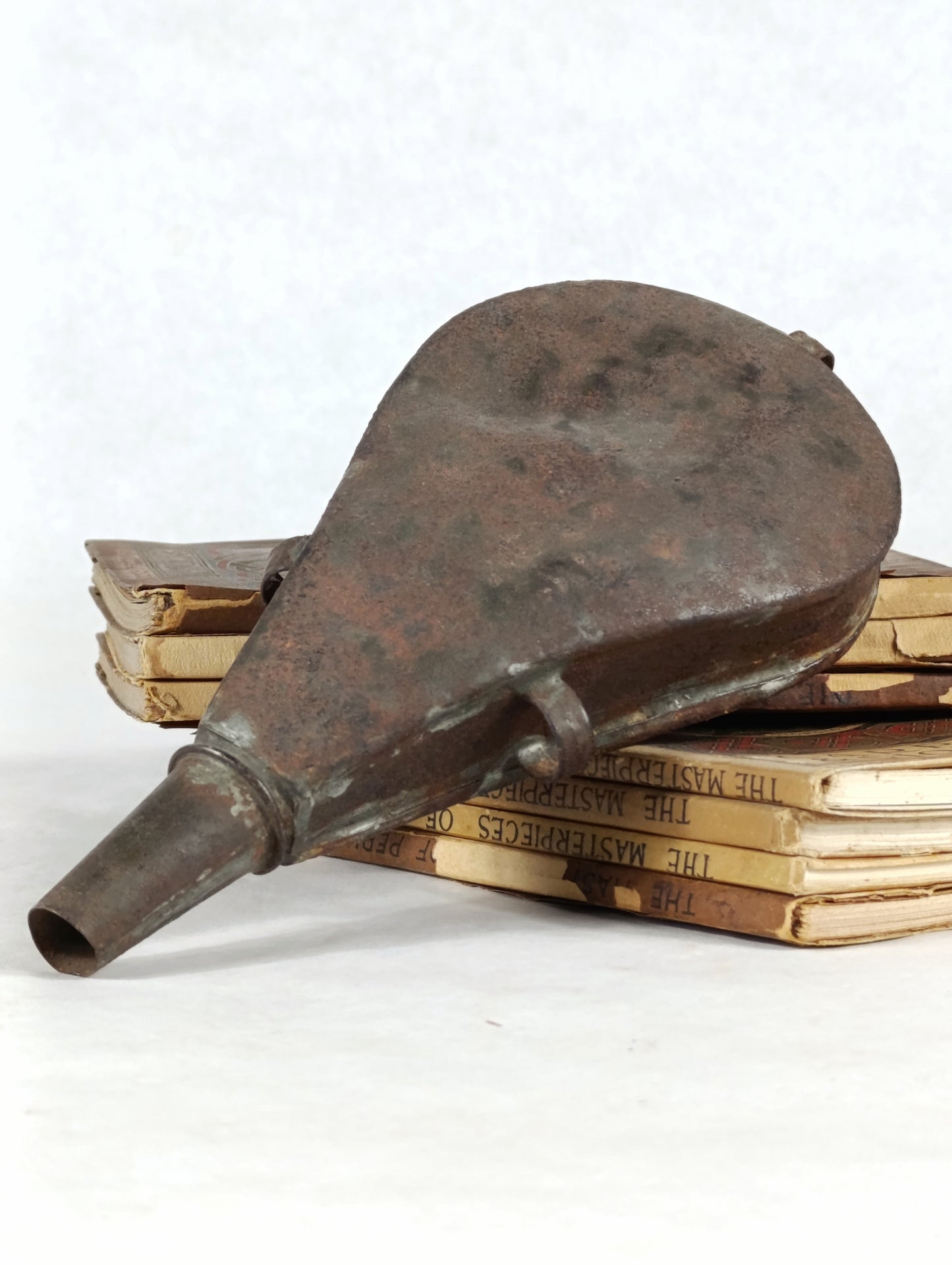 Antigua Polvorera de Chapa de Metal | Siglo XIX | Pieza de Colección Histórica