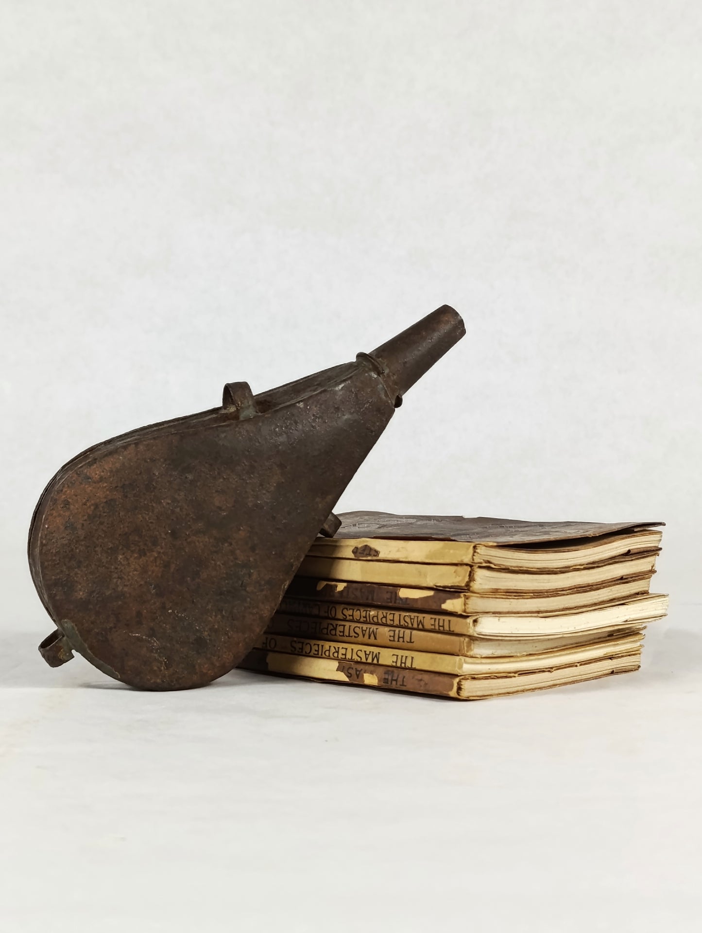 Antigua Polvorera de Chapa de Metal | Siglo XIX | Pieza de Colección Histórica