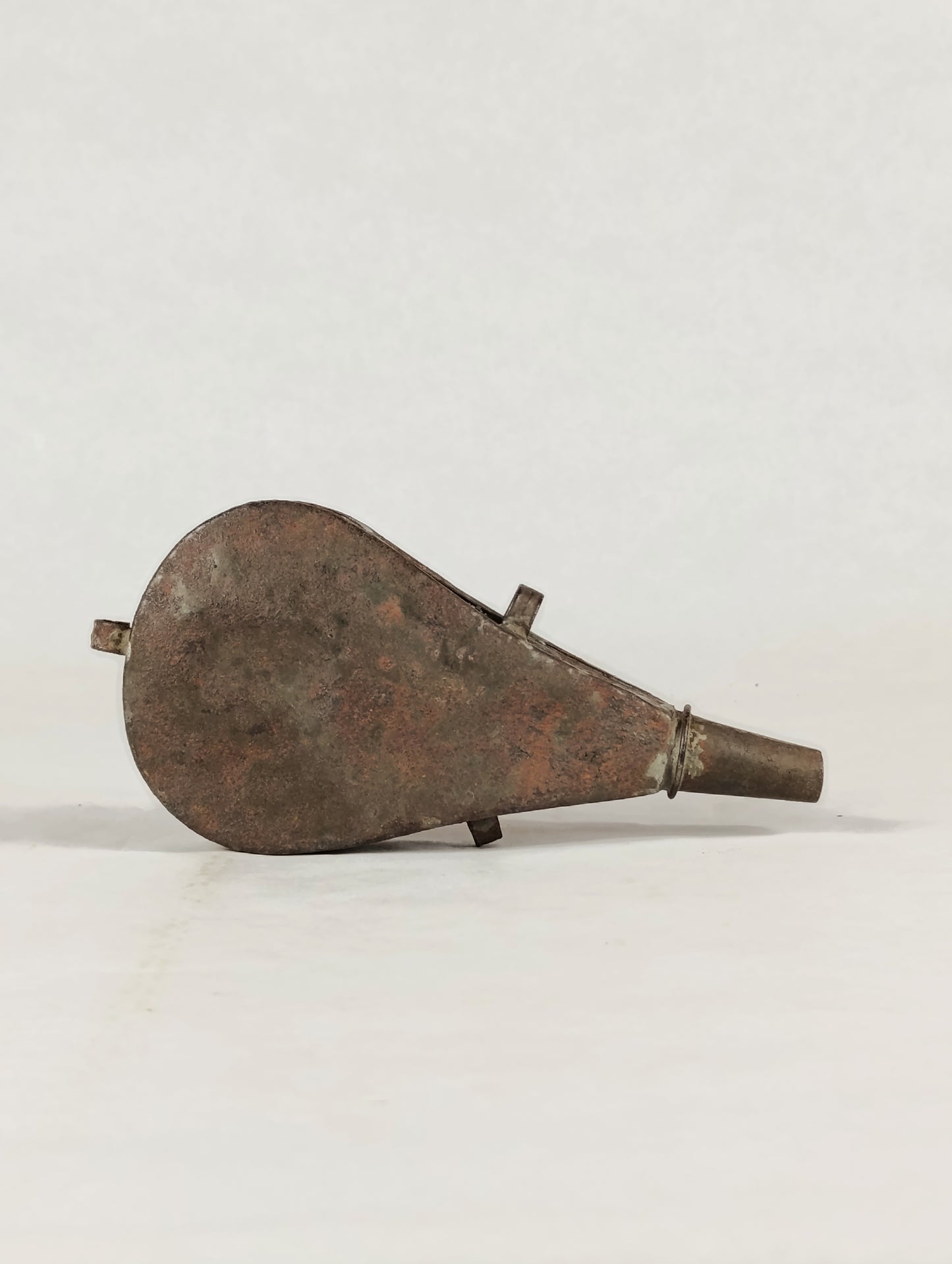 Antigua Polvorera de Chapa de Metal | Siglo XIX | Pieza de Colección Histórica