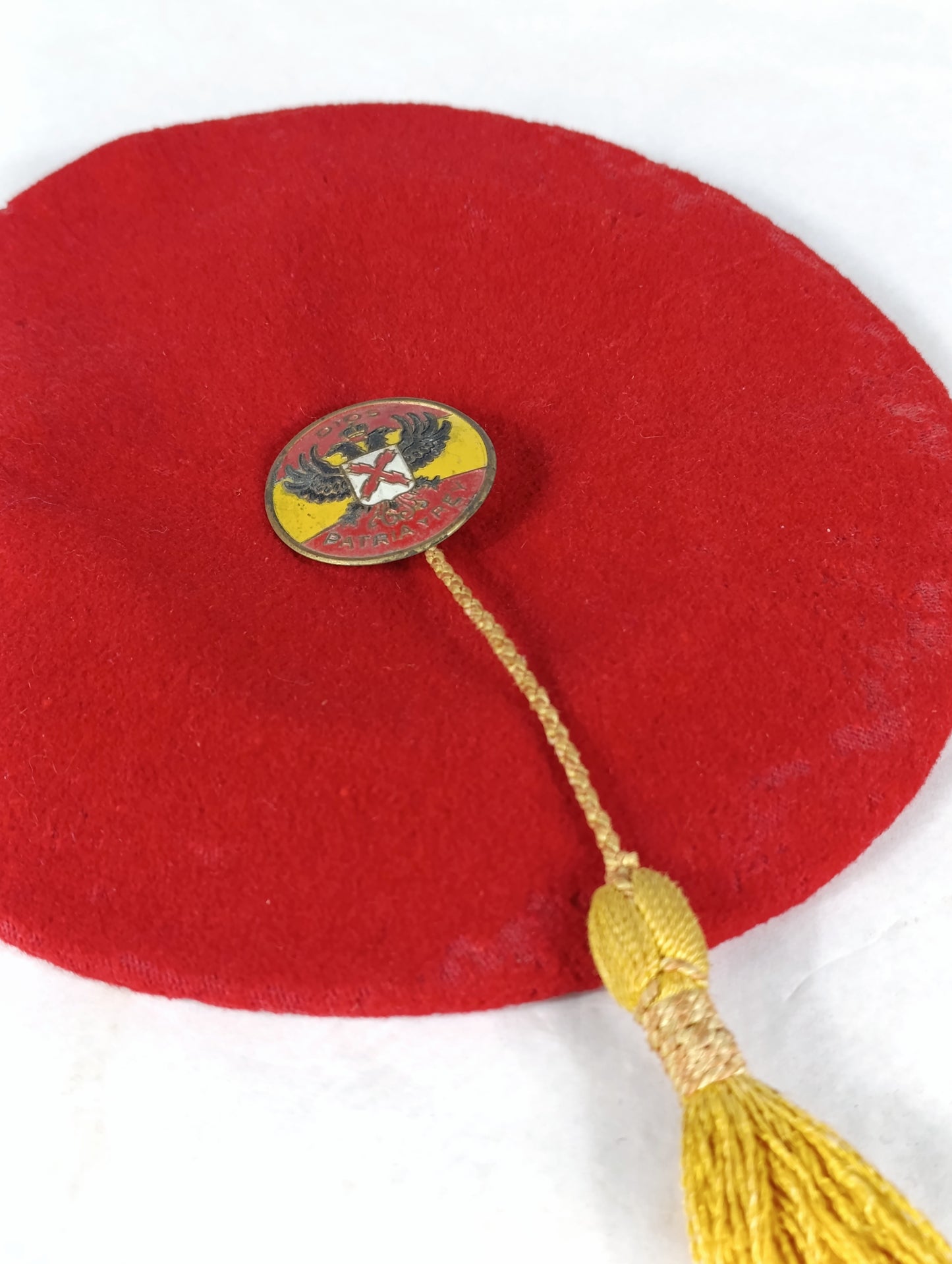Boina Carlista Roja con Escudo y Borla Dorada