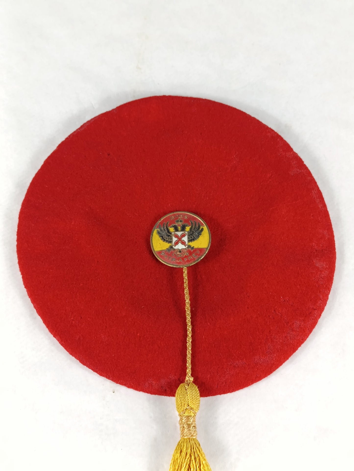 Boina Carlista Roja con Escudo y Borla Dorada