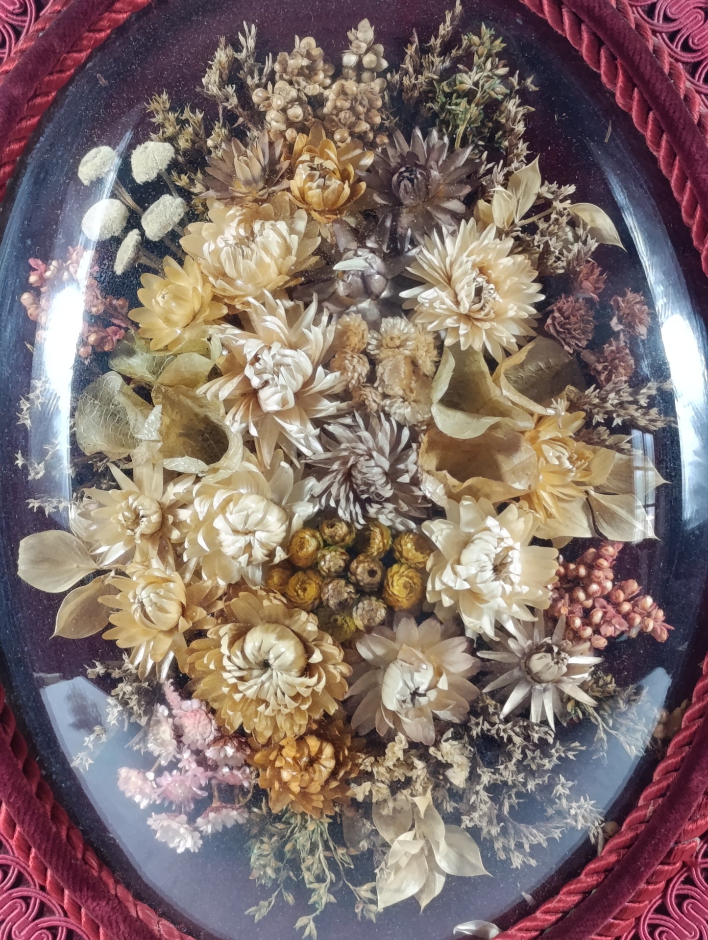 Cuadro Ovalado de Flores Secas con Marco de Terciopelo