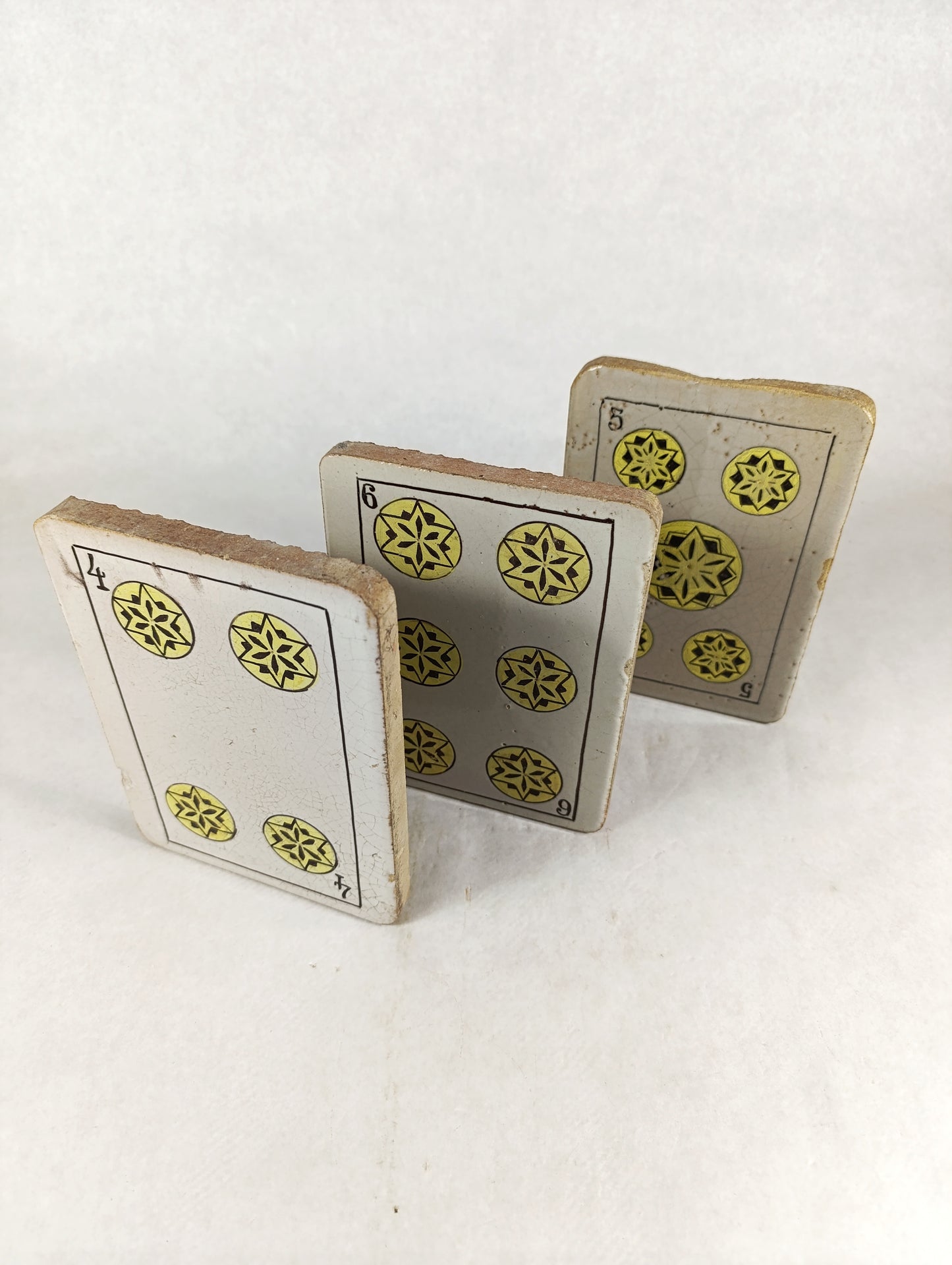 Azulejos Decorativos de Cerámica con Diseño de Cartas de Oros | Arte Tradicional de la Baraja Española