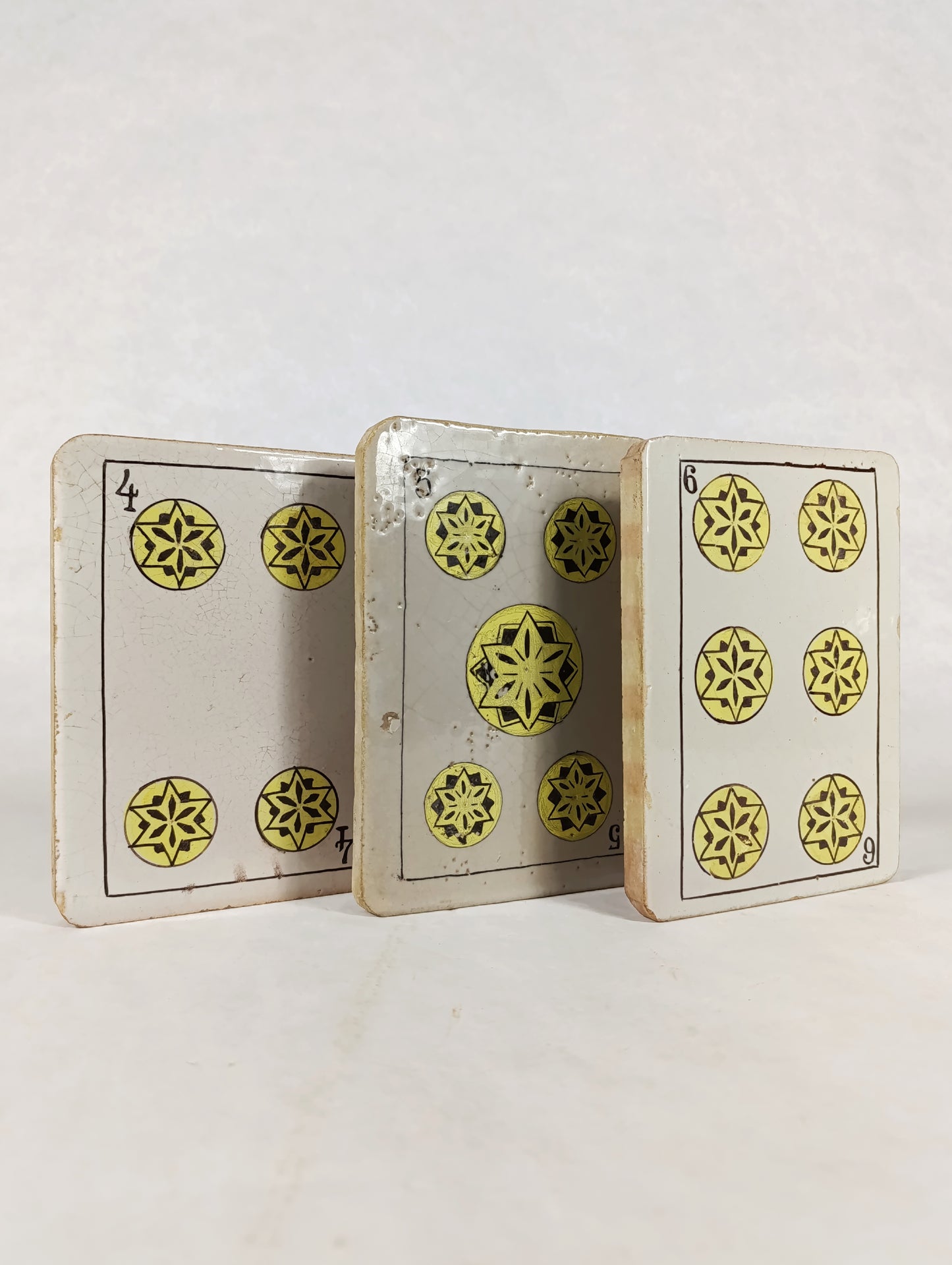 Azulejos Decorativos de Cerámica con Diseño de Cartas de Oros | Arte Tradicional de la Baraja Española