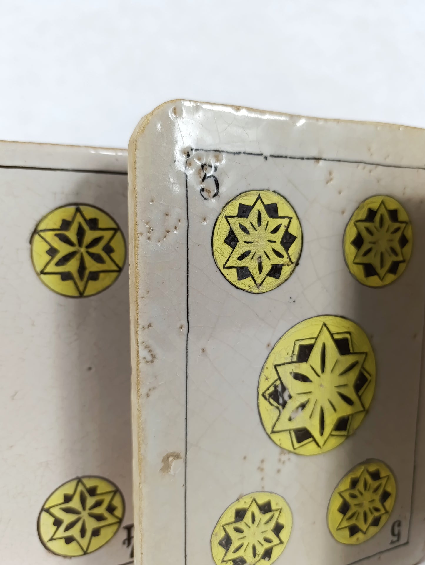 Azulejos Decorativos de Cerámica con Diseño de Cartas de Oros | Arte Tradicional de la Baraja Española