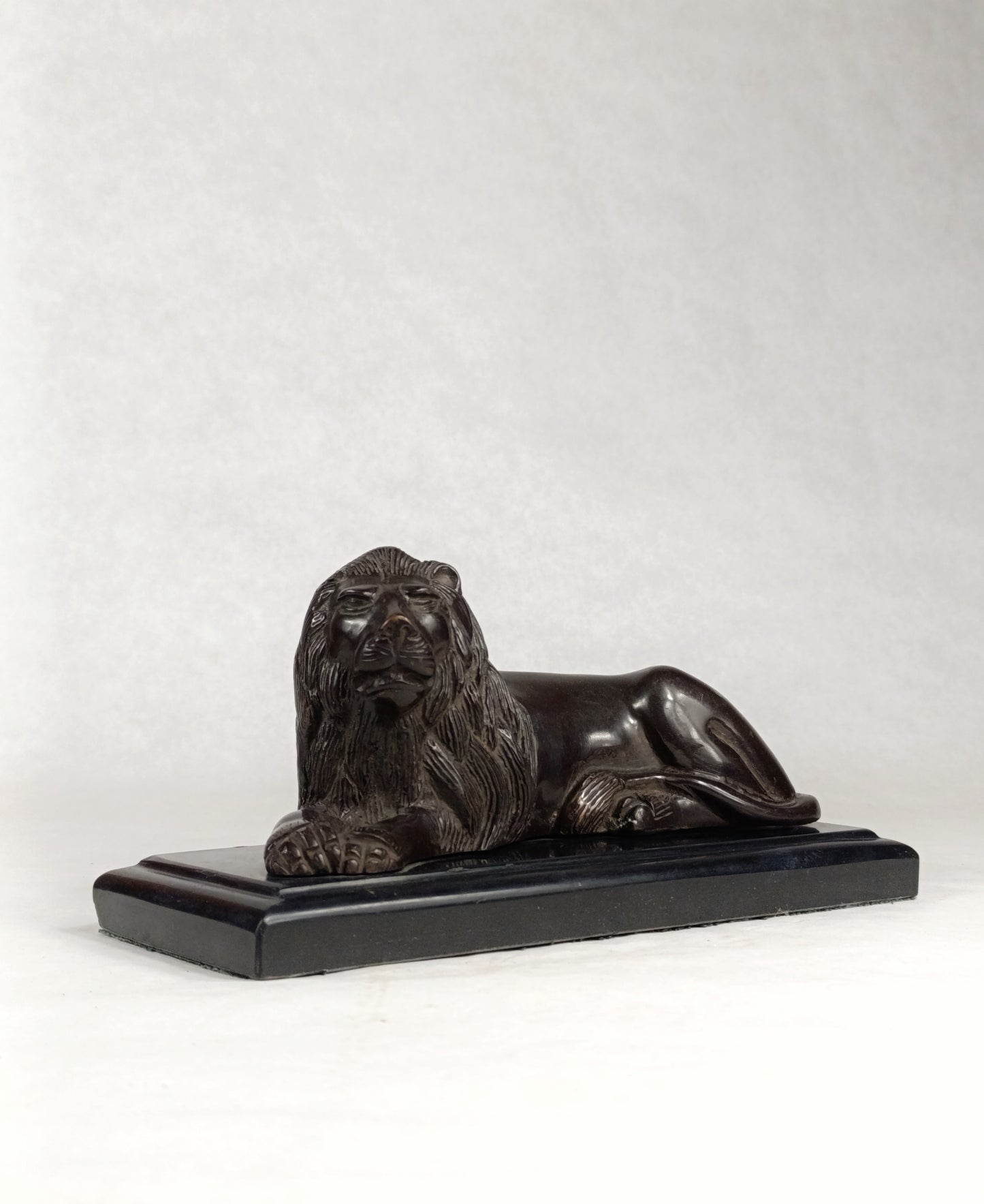 Escultura de león en bronce sobre base de mármol s.XIX