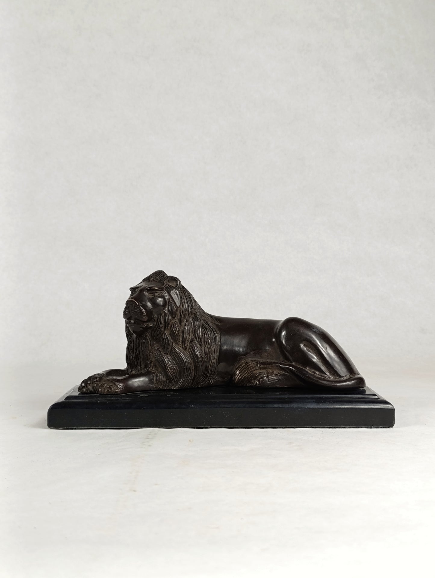 Escultura de león en bronce sobre base de mármol s.XIX