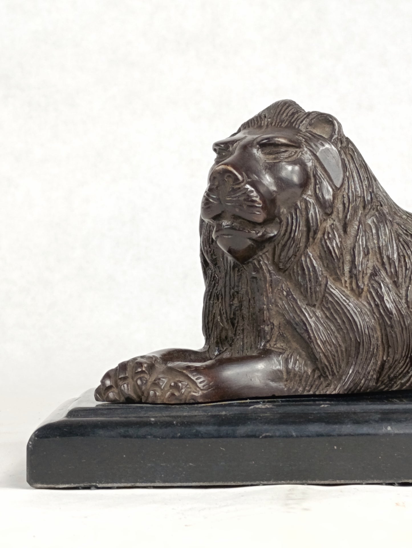 Escultura de león en bronce sobre base de mármol s.XIX