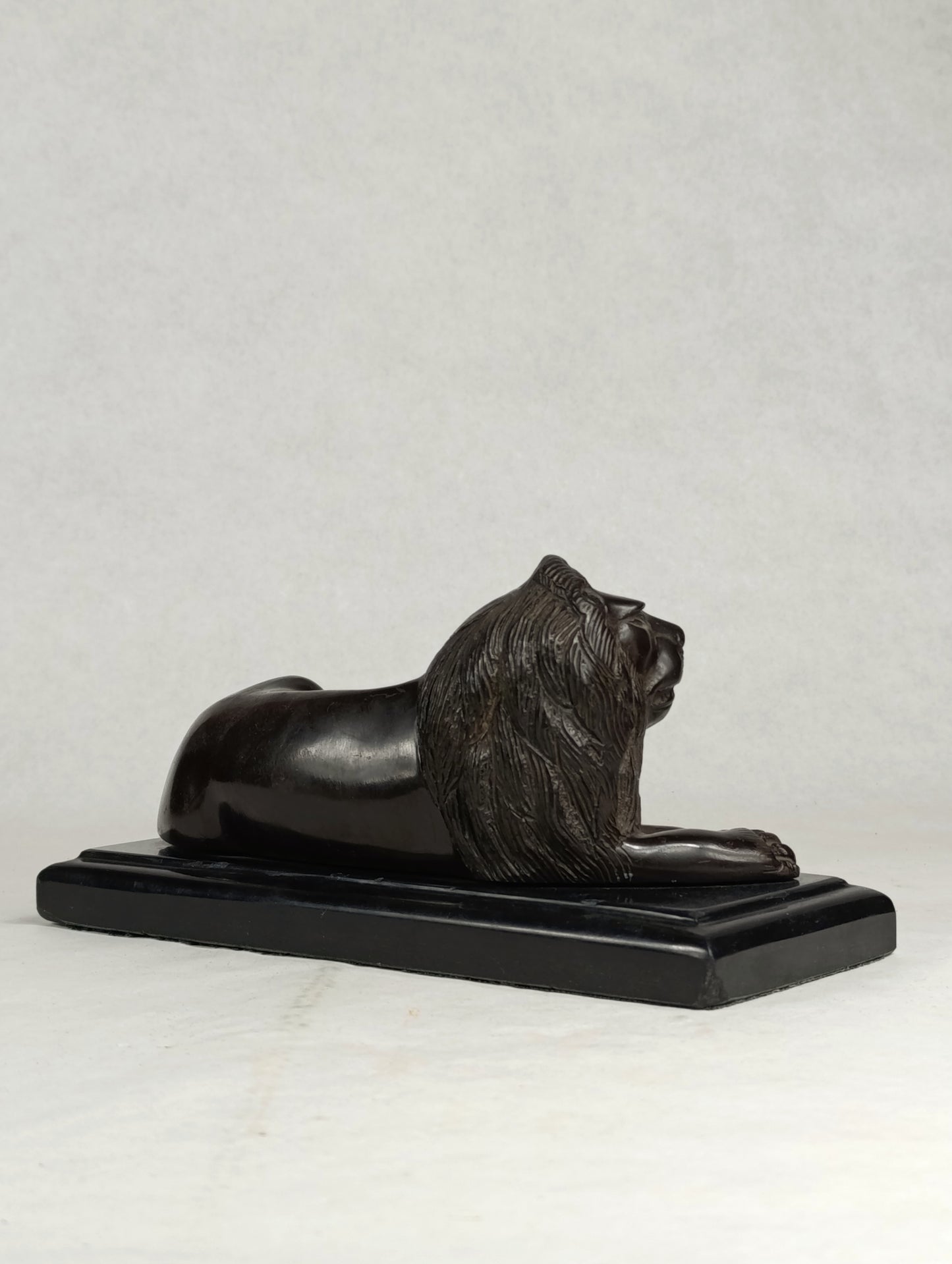 Escultura de león en bronce sobre base de mármol s.XIX